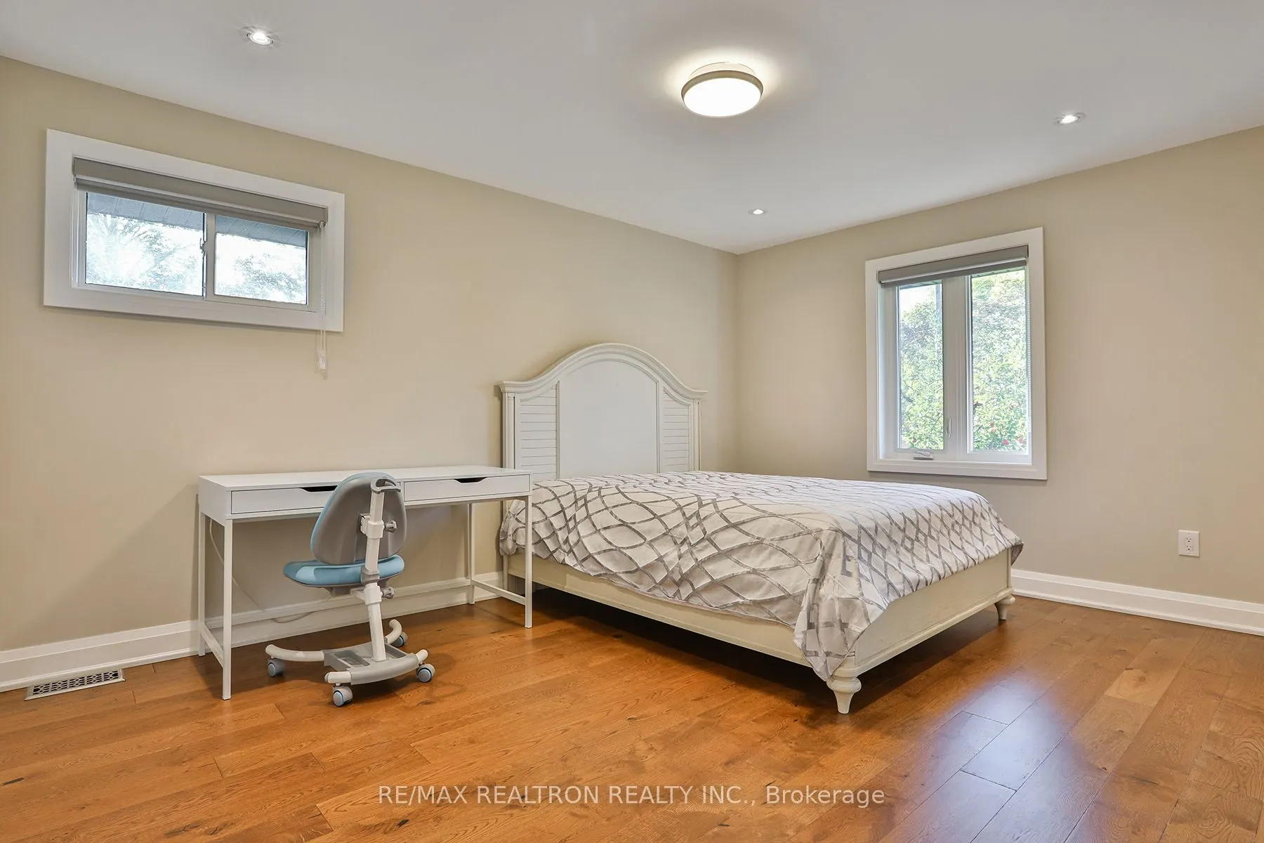 21 Meadowglade Crescent