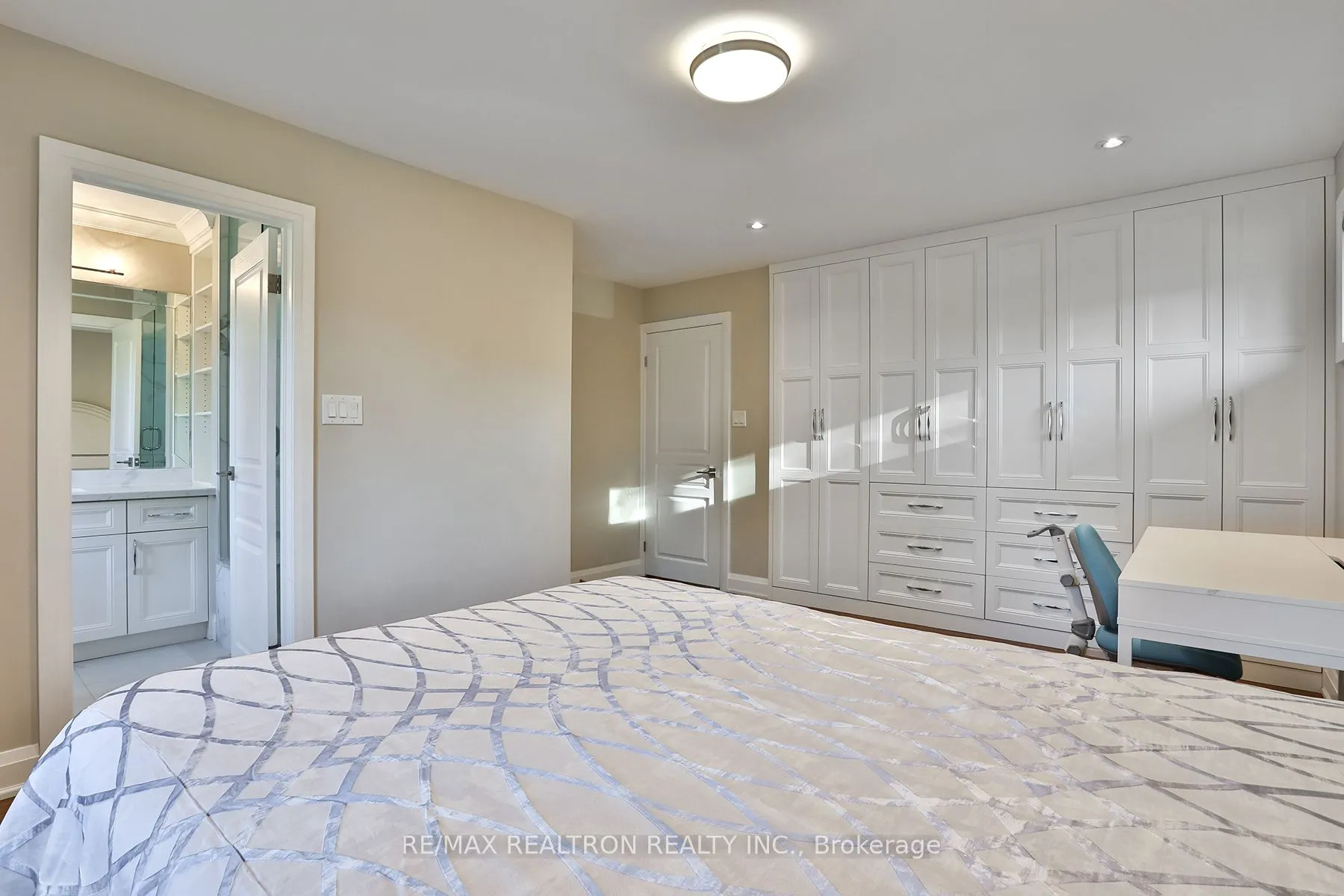 21 Meadowglade Crescent