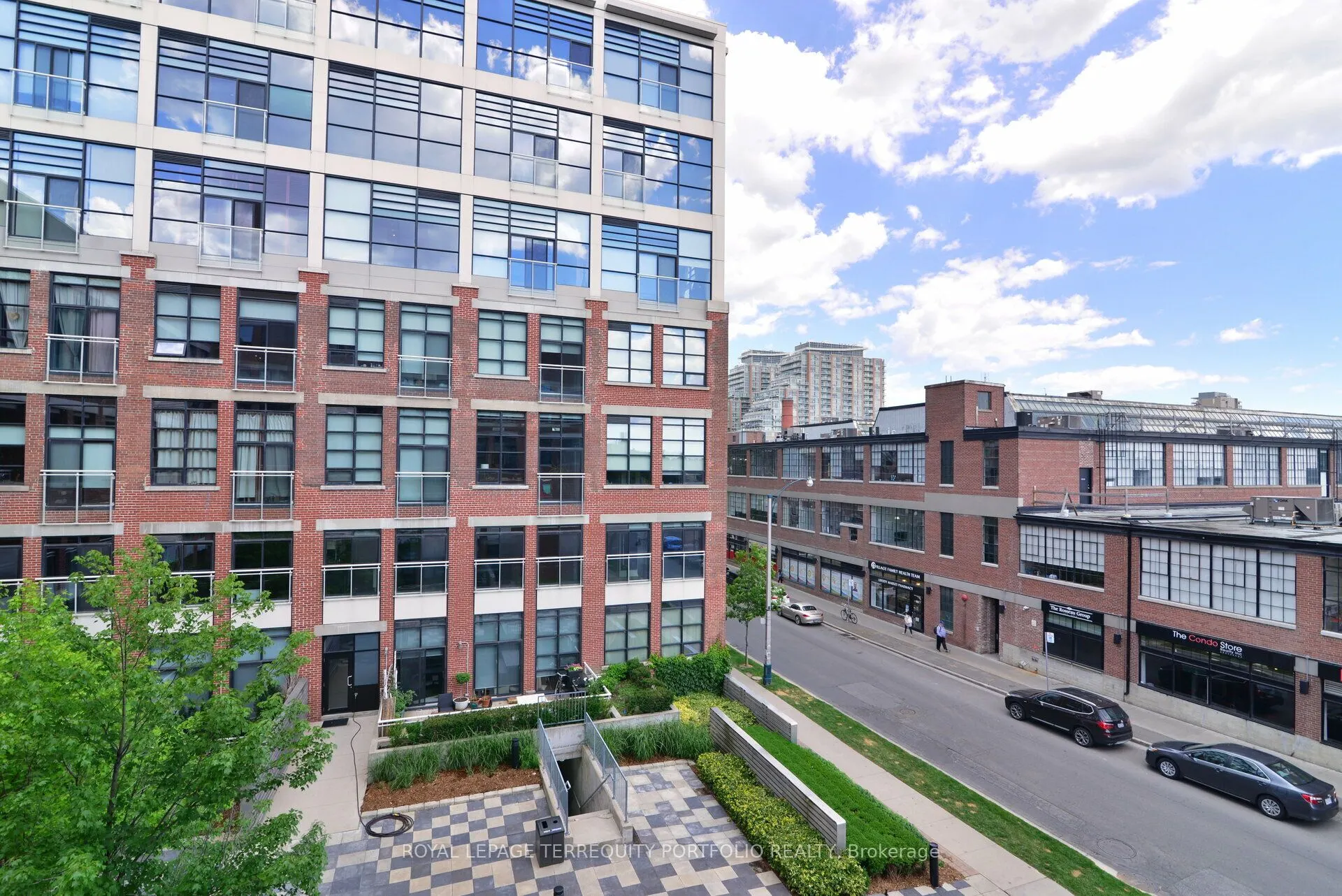 43 Hanna Avenue, #325