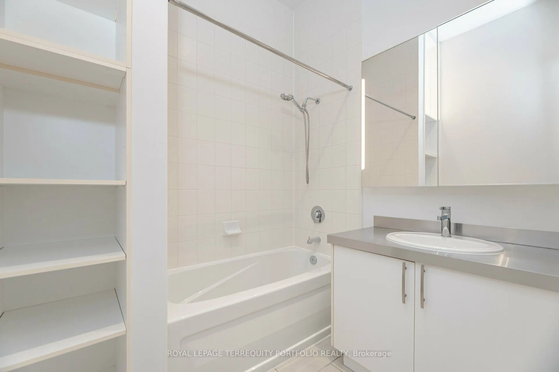 43 Hanna Avenue, #325