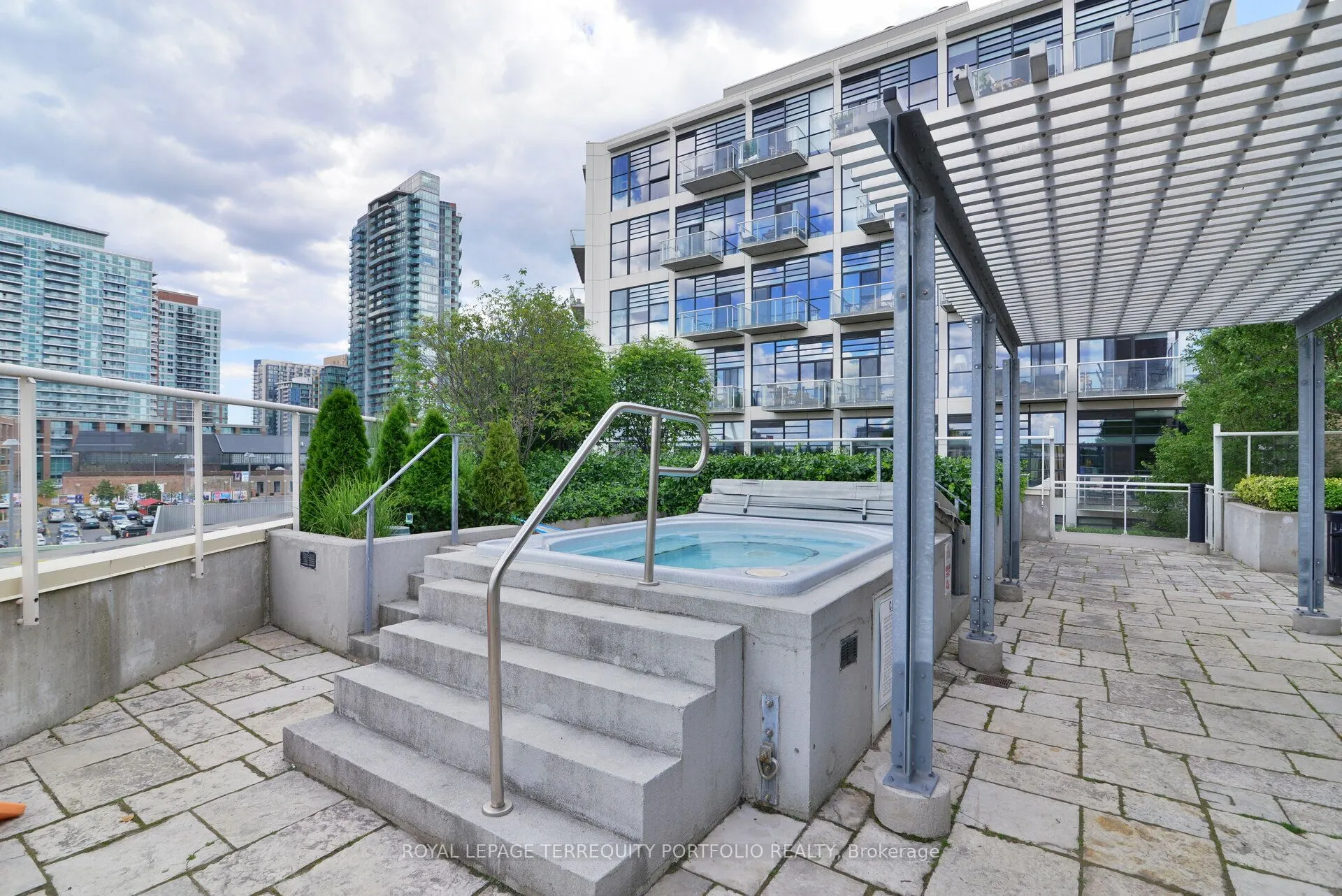 43 Hanna Avenue, #325