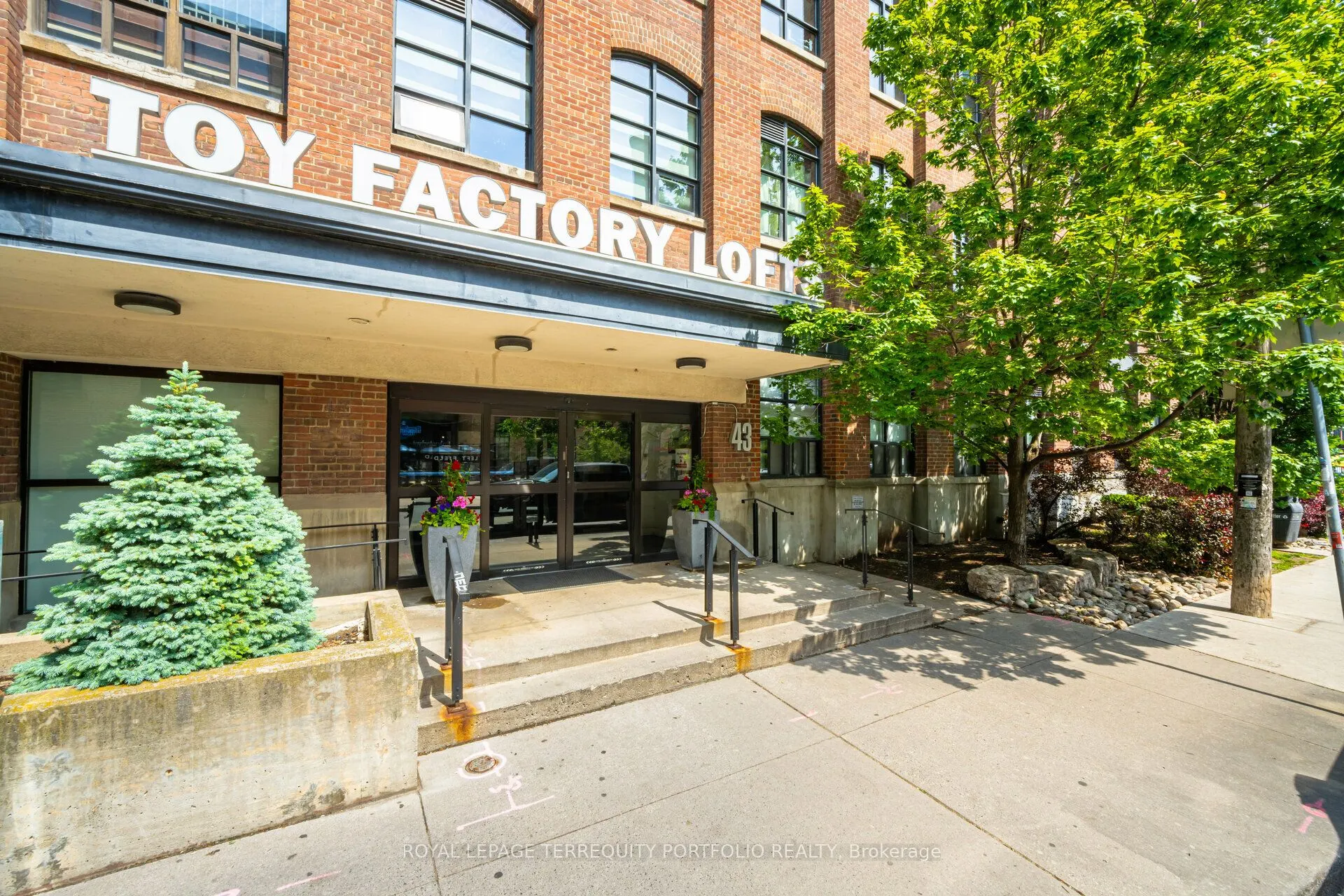 43 Hanna Avenue, #325
