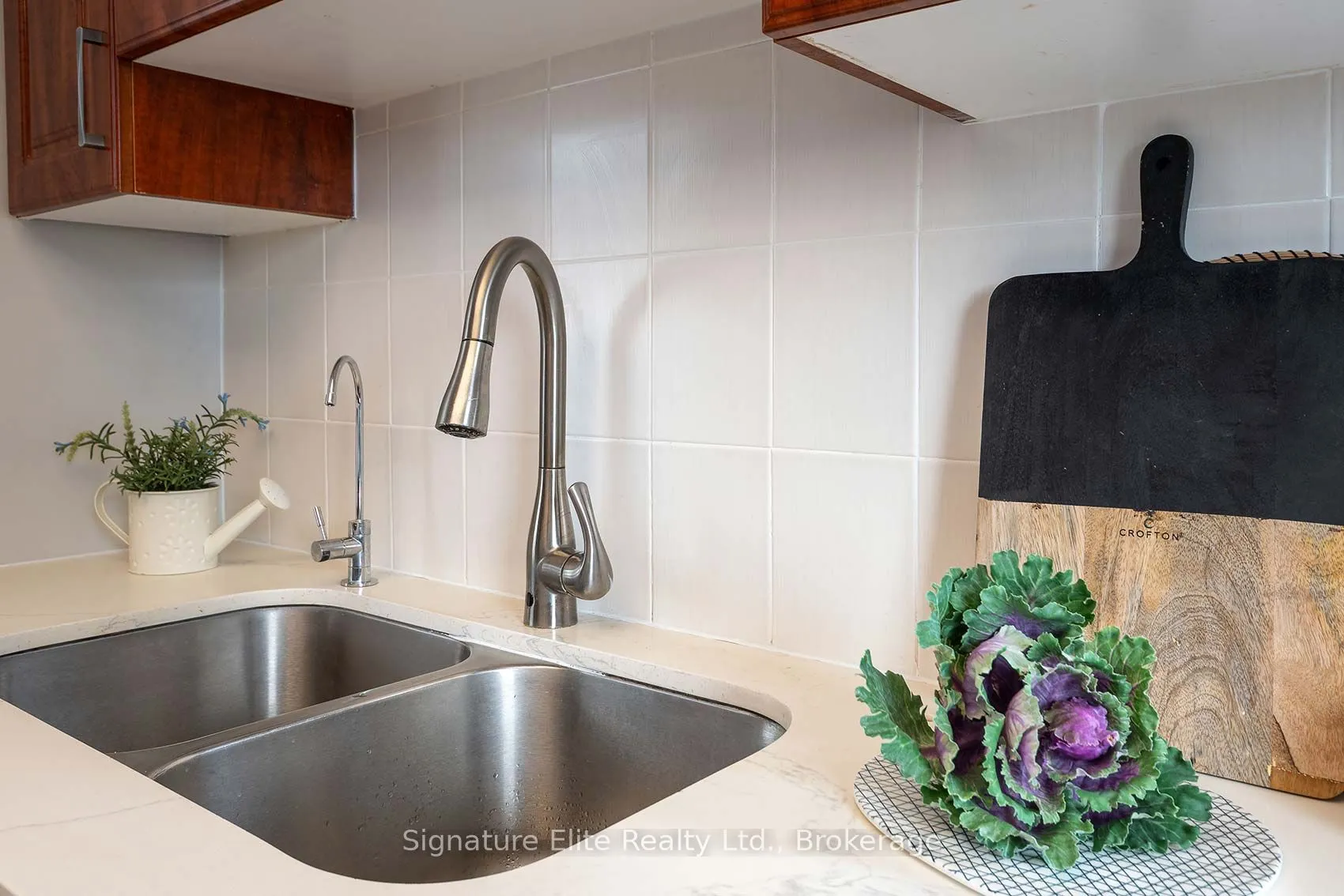 7 Bishop Avenue, #1601