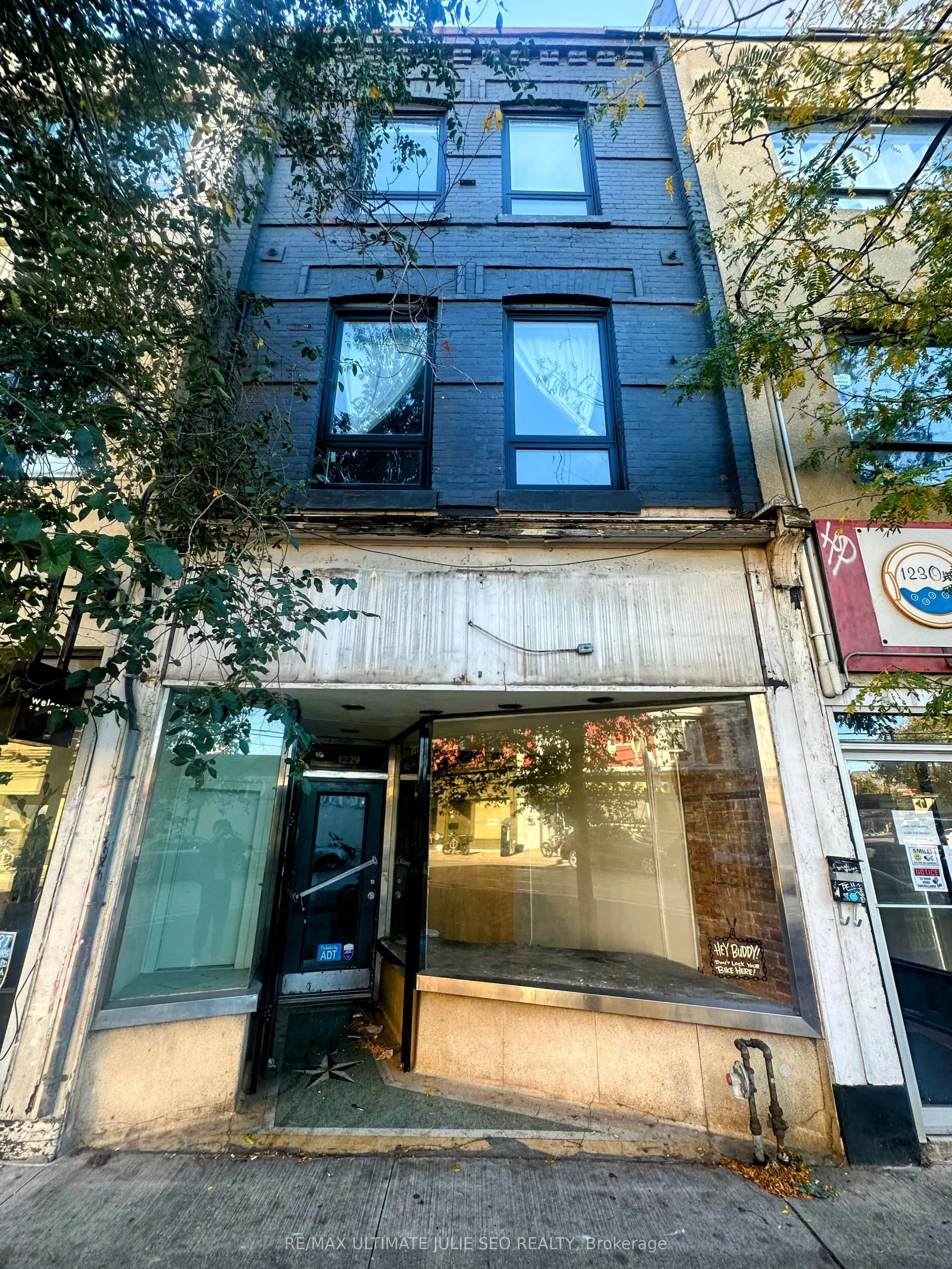 1229 Dundas Street W