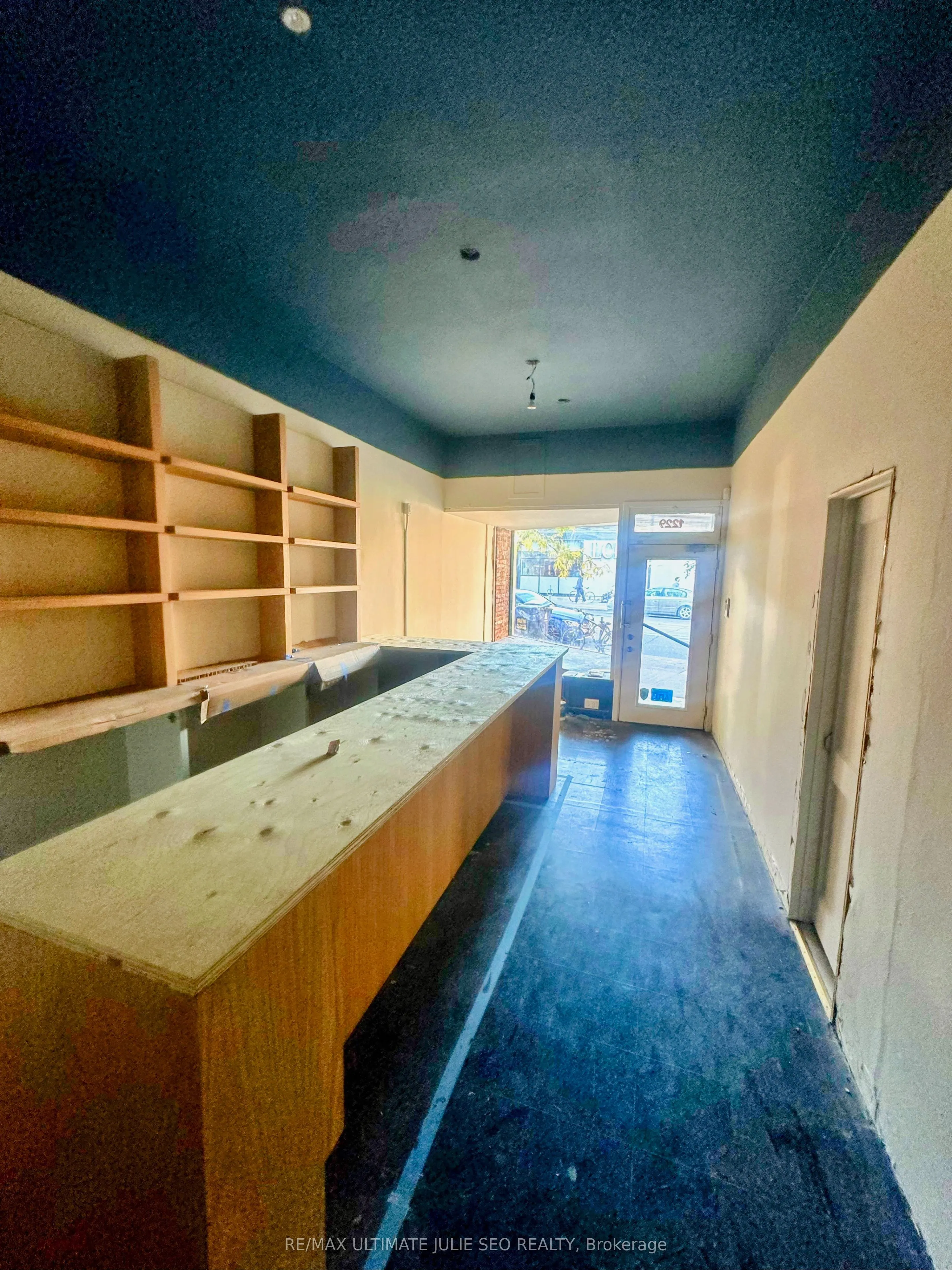1229 Dundas Street W