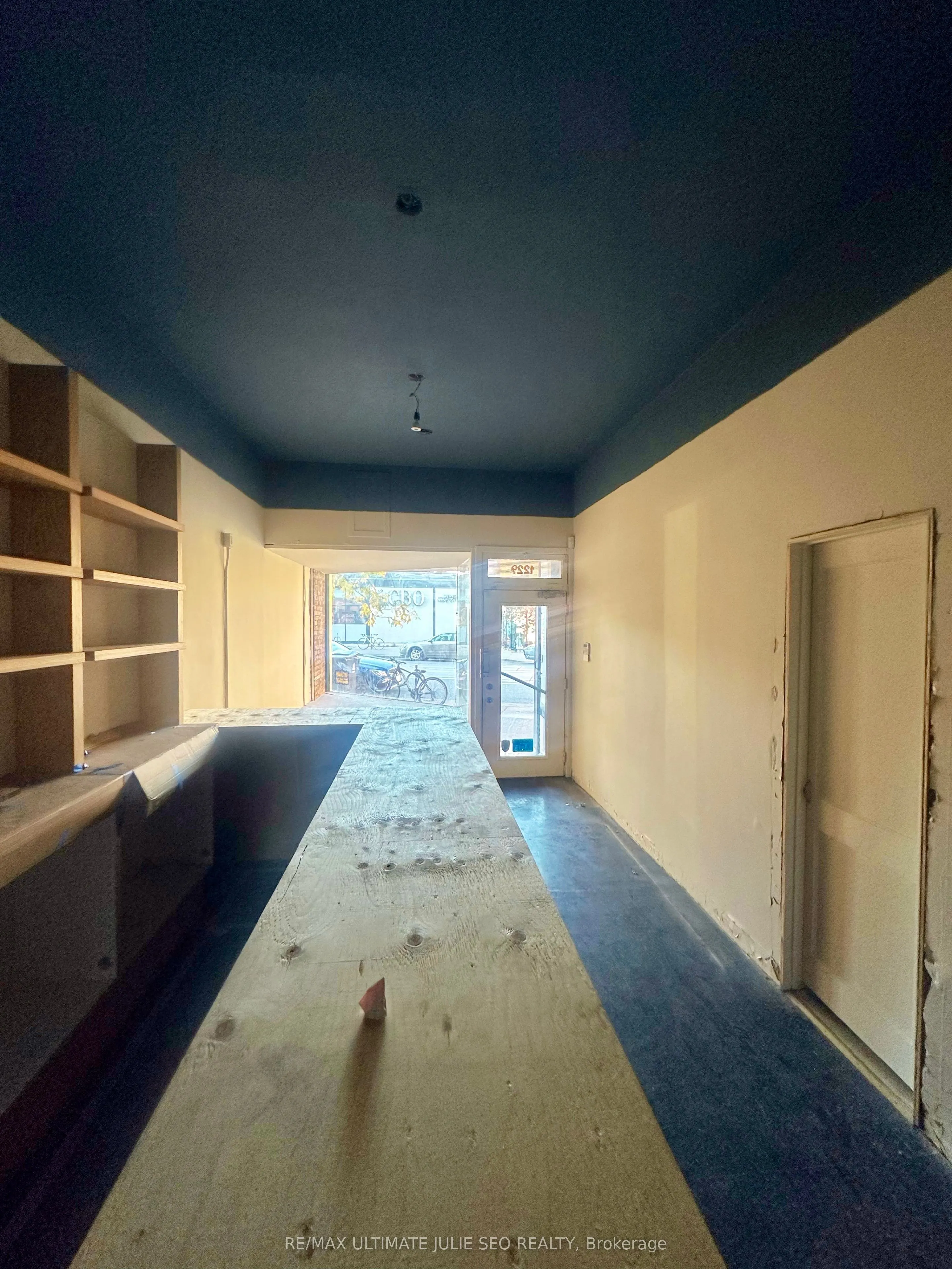1229 Dundas Street W