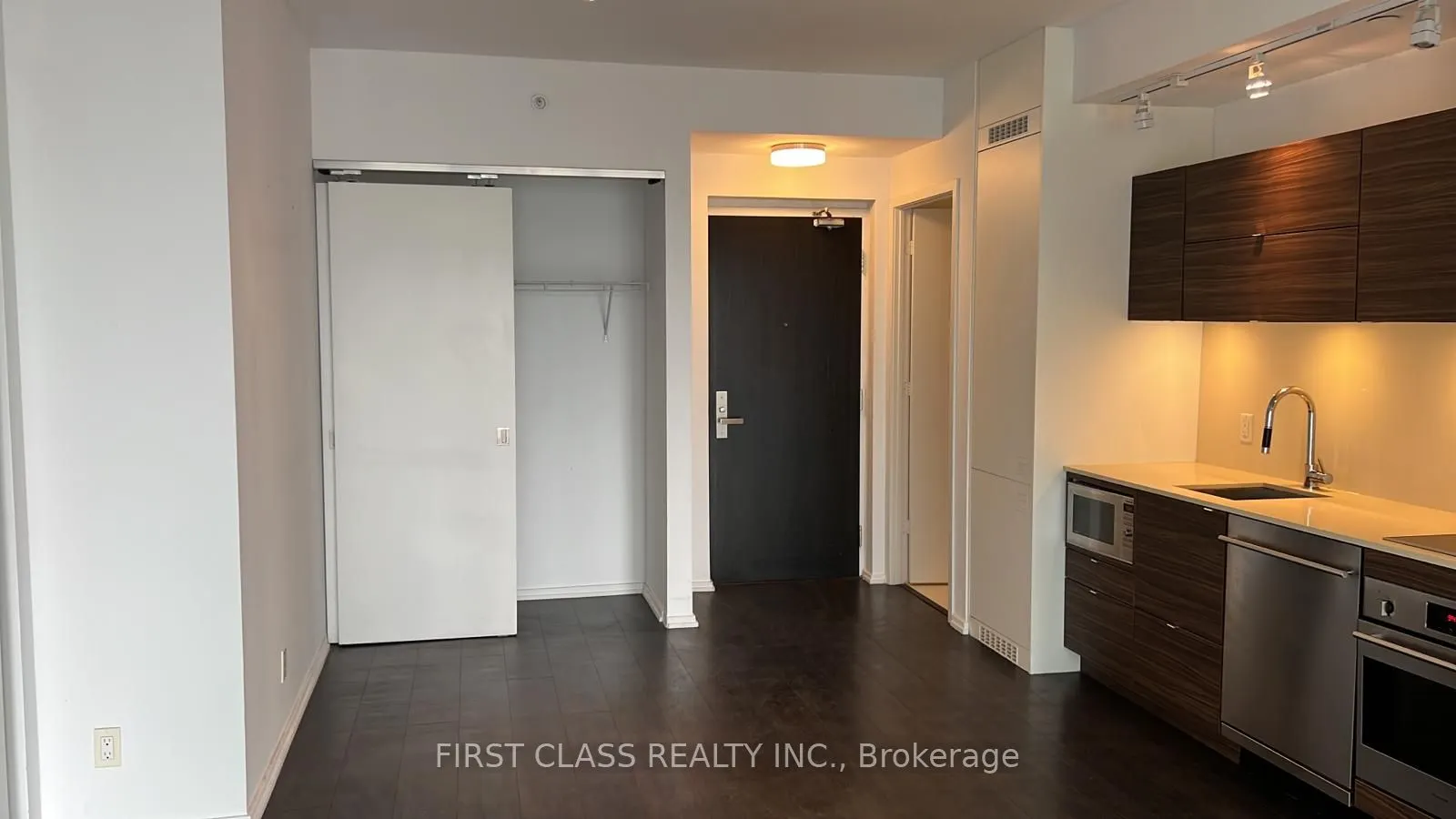 125 Peter Street, #2713