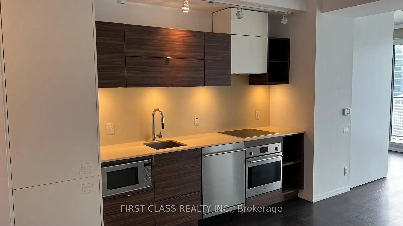 125 Peter Street, #2713