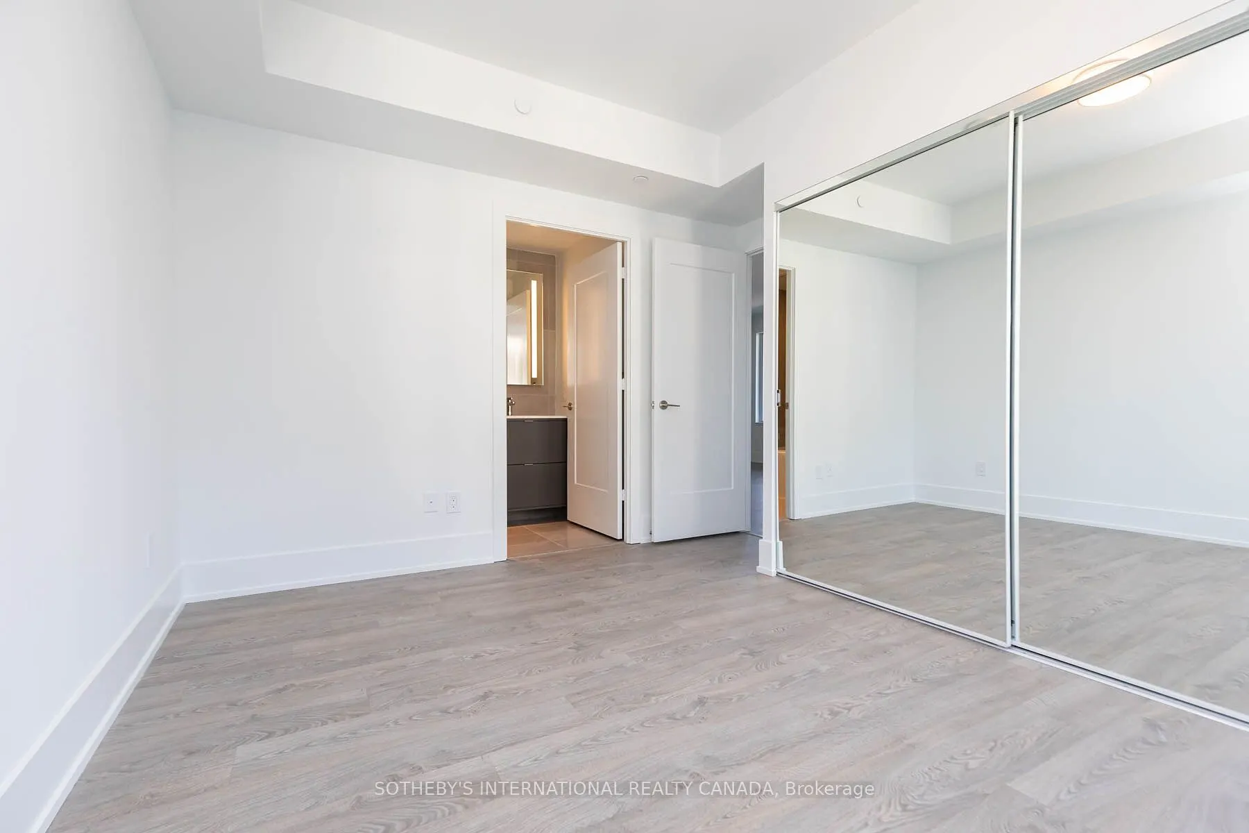 480 Front Street W, #1004