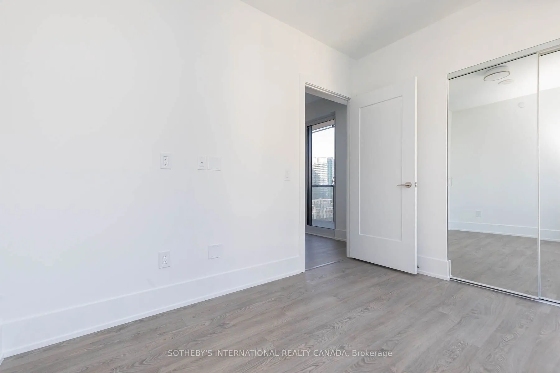 480 Front Street W, #1004