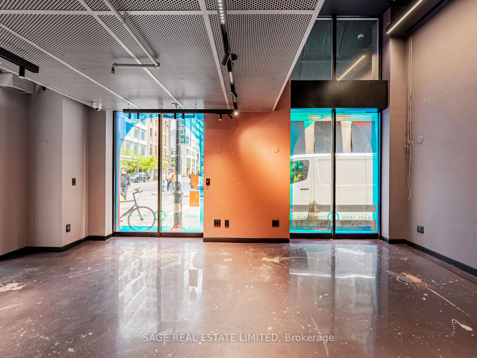 11 King Street E