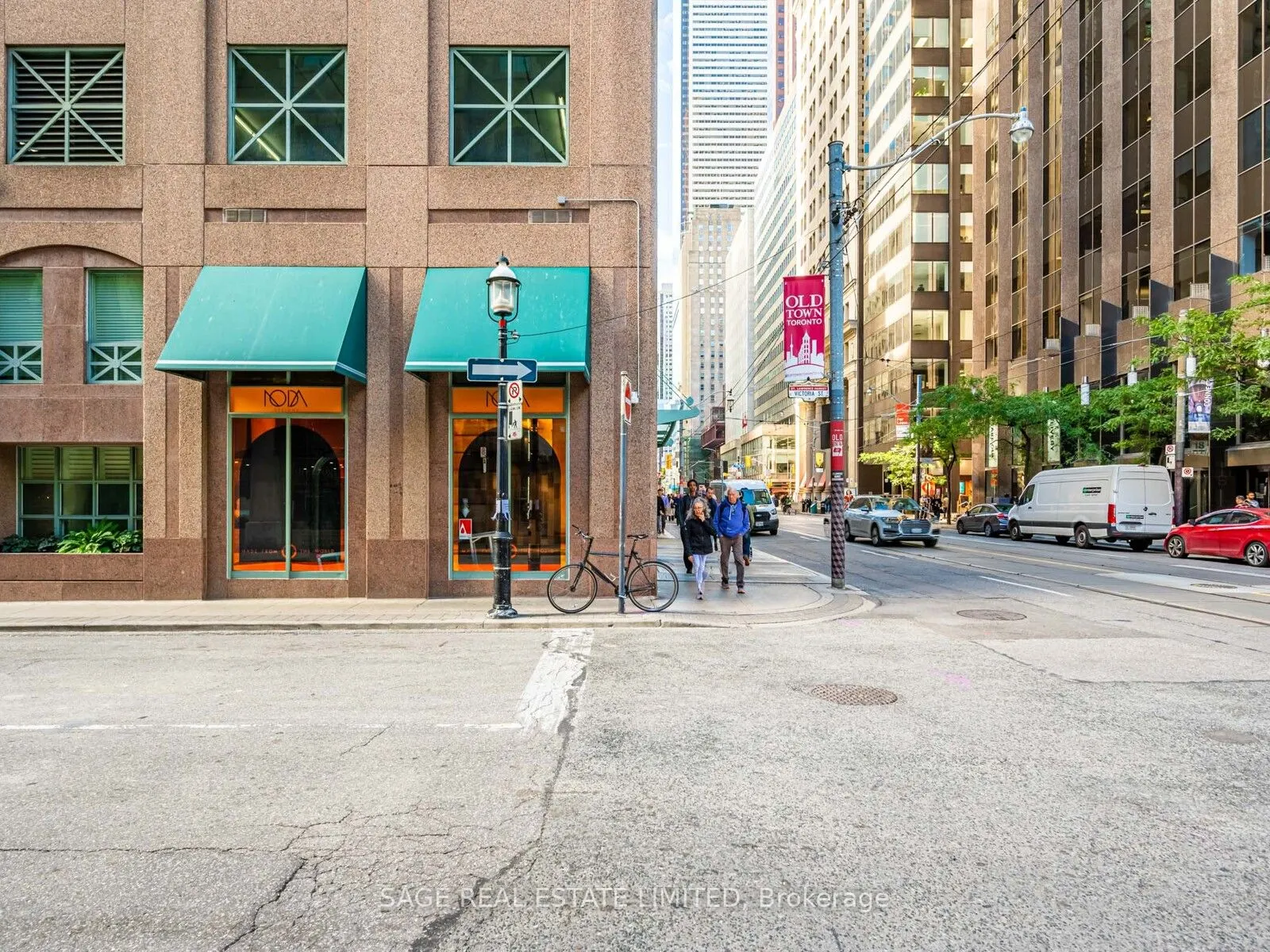 11 King Street E