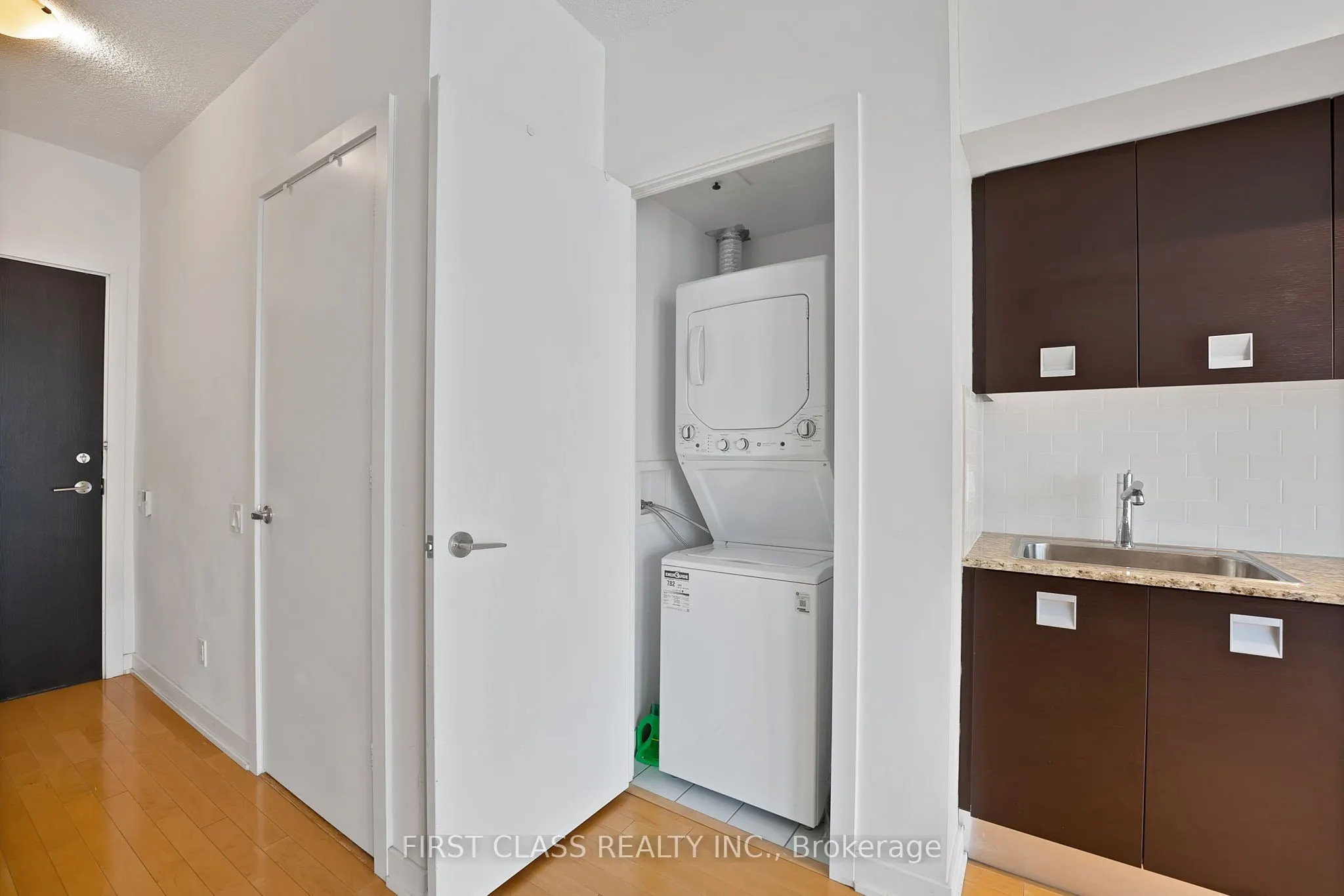 33 Charles Street E, #1502