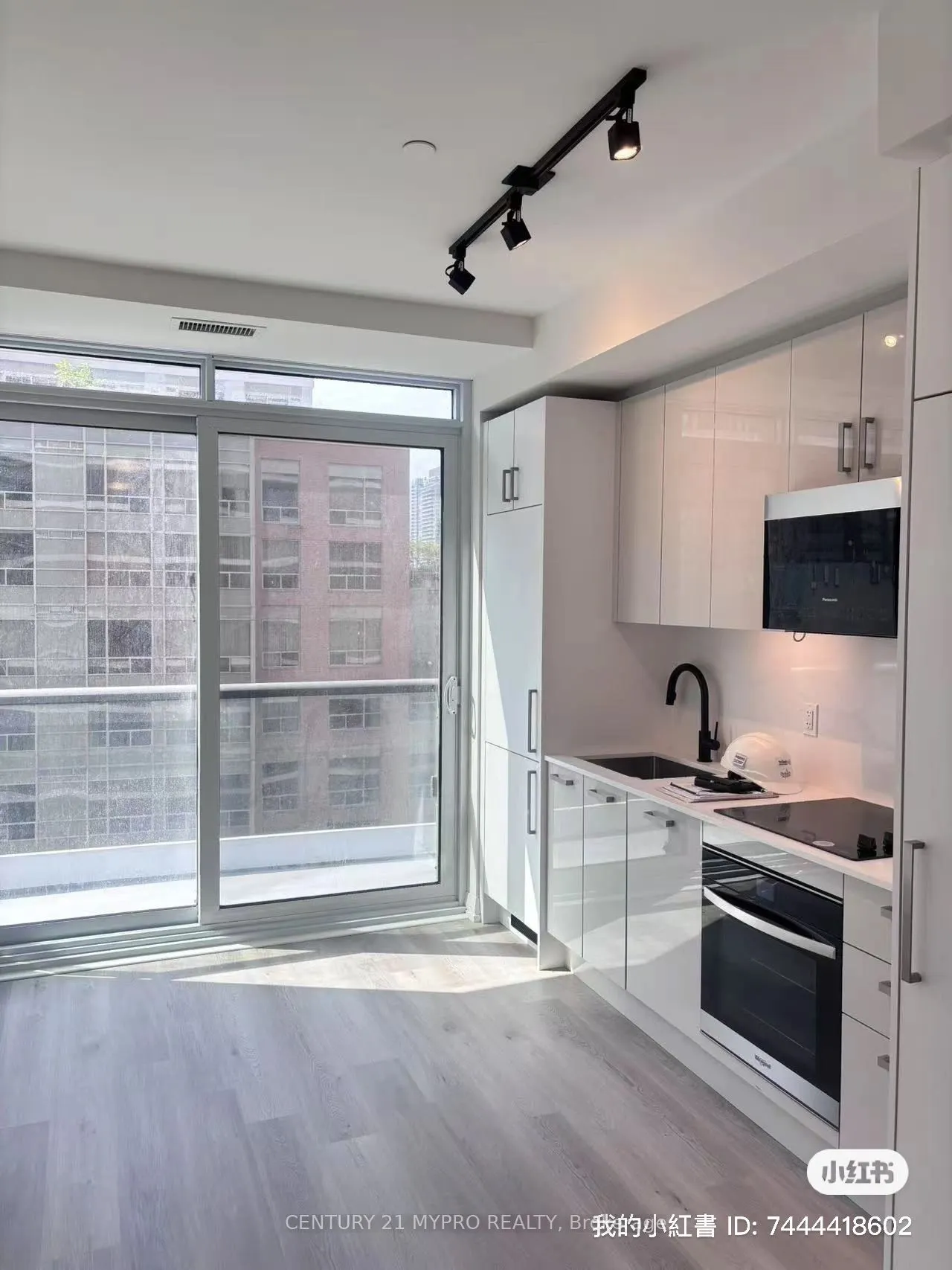 280 Dundas Street W, #1005