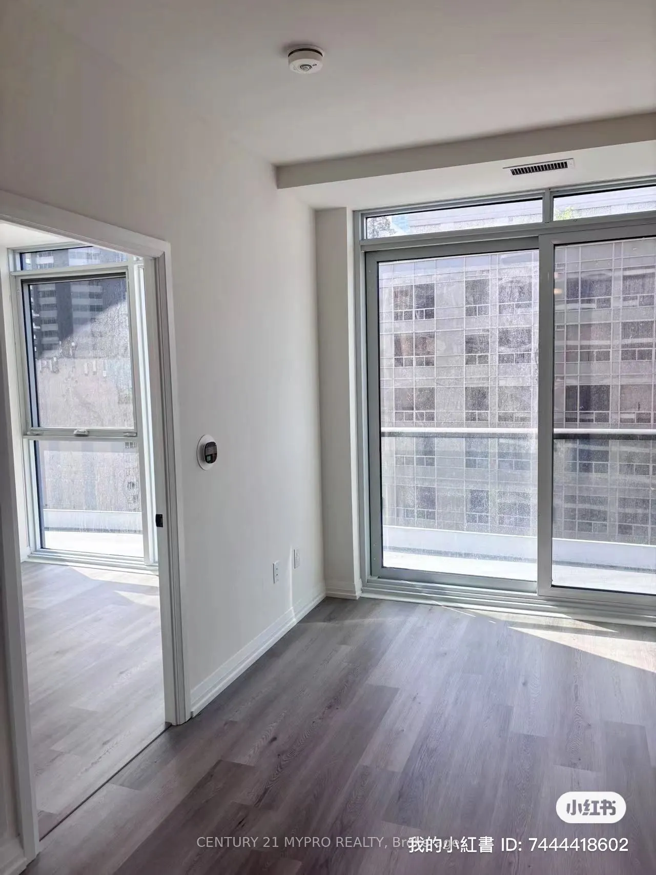 280 Dundas Street W, #1005