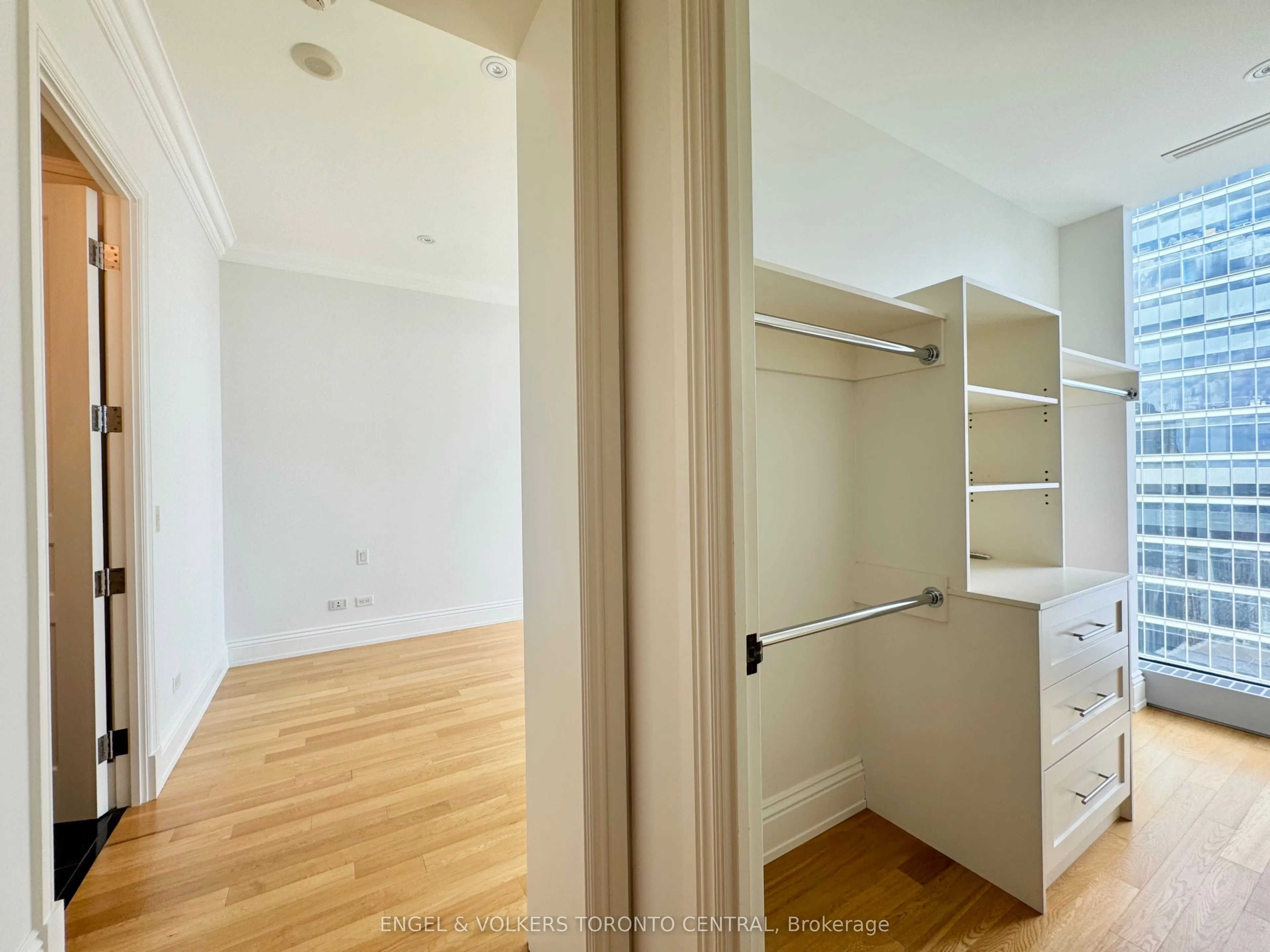 183 Wellington Street W, #3404