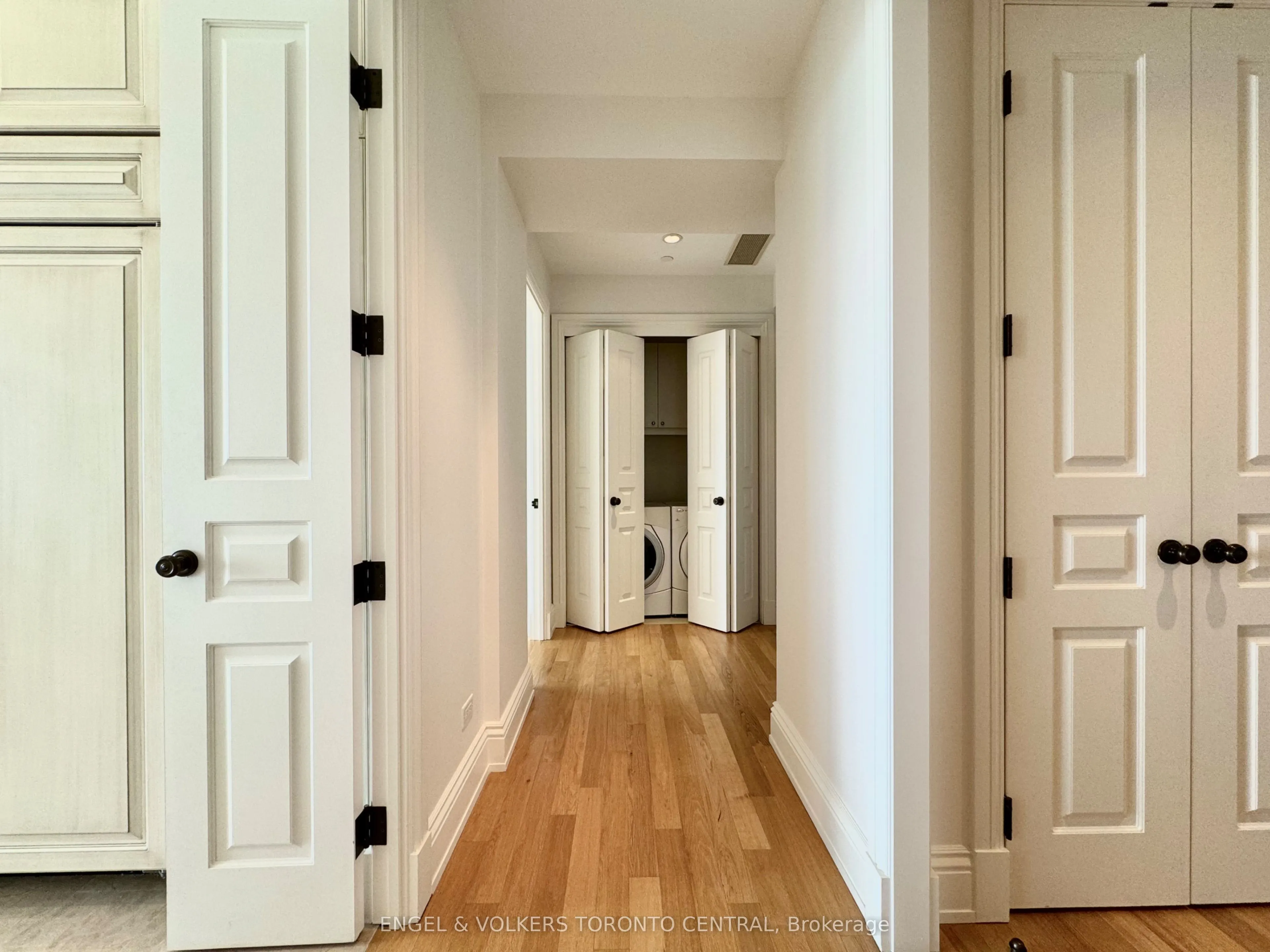 183 Wellington Street W, #3404