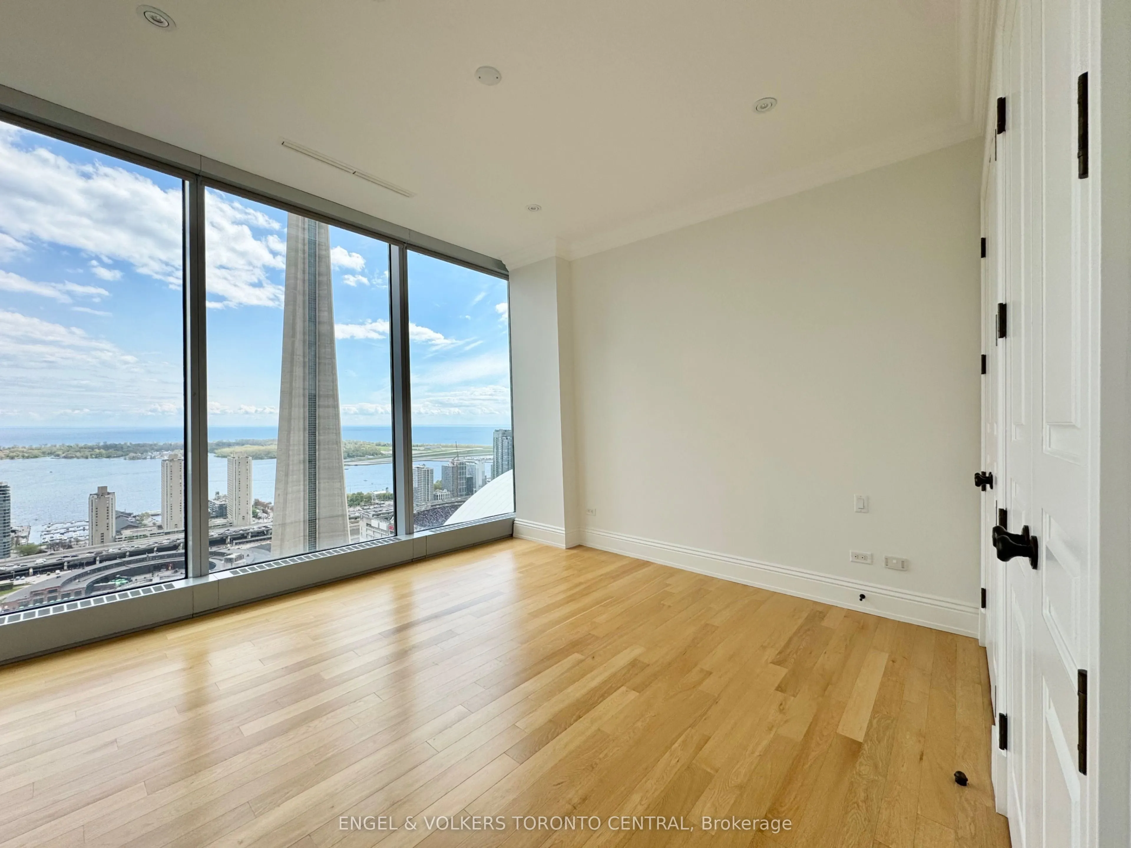 183 Wellington Street W, #3404