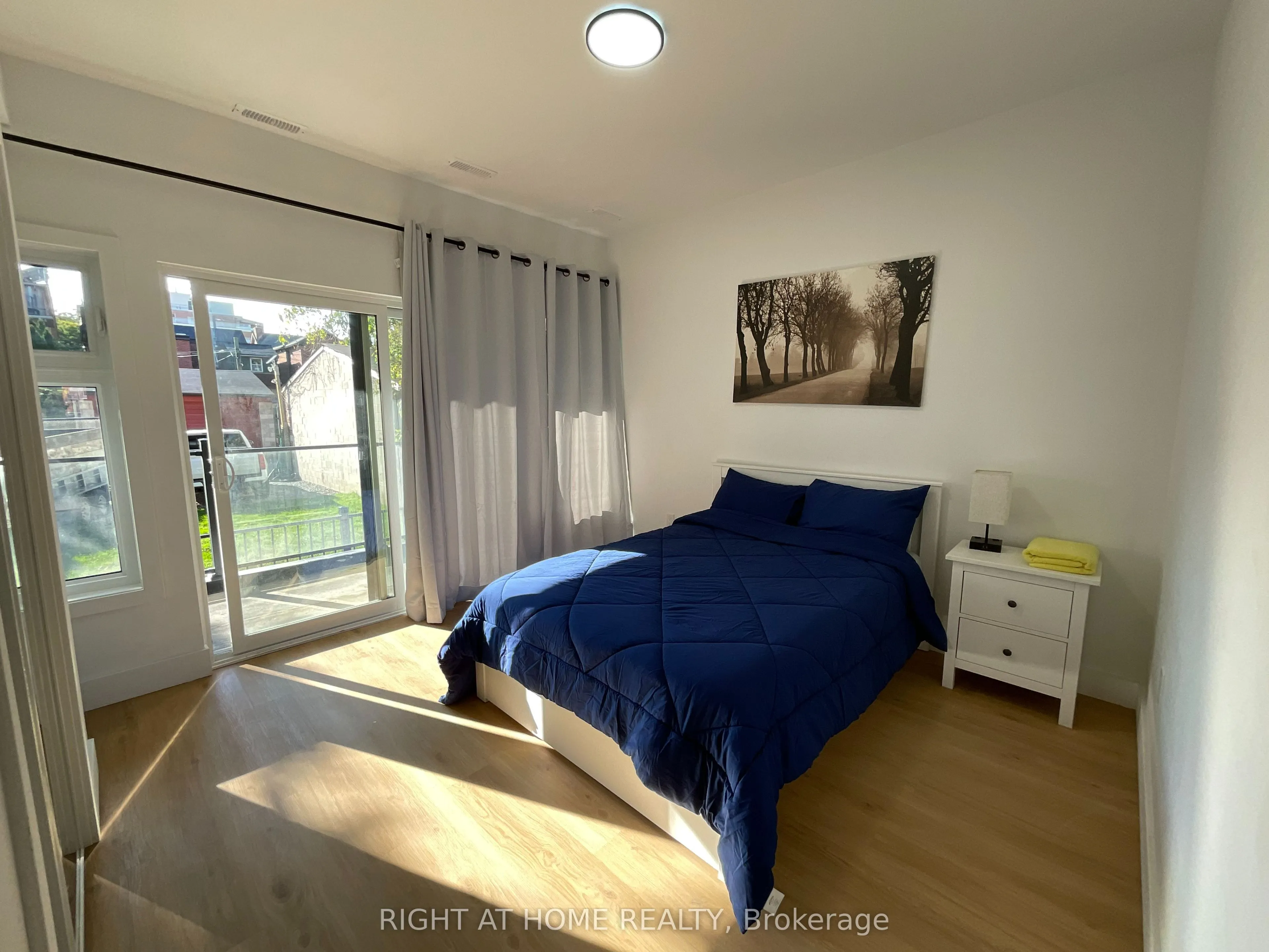 674 Manning Avenue, #Main Floor