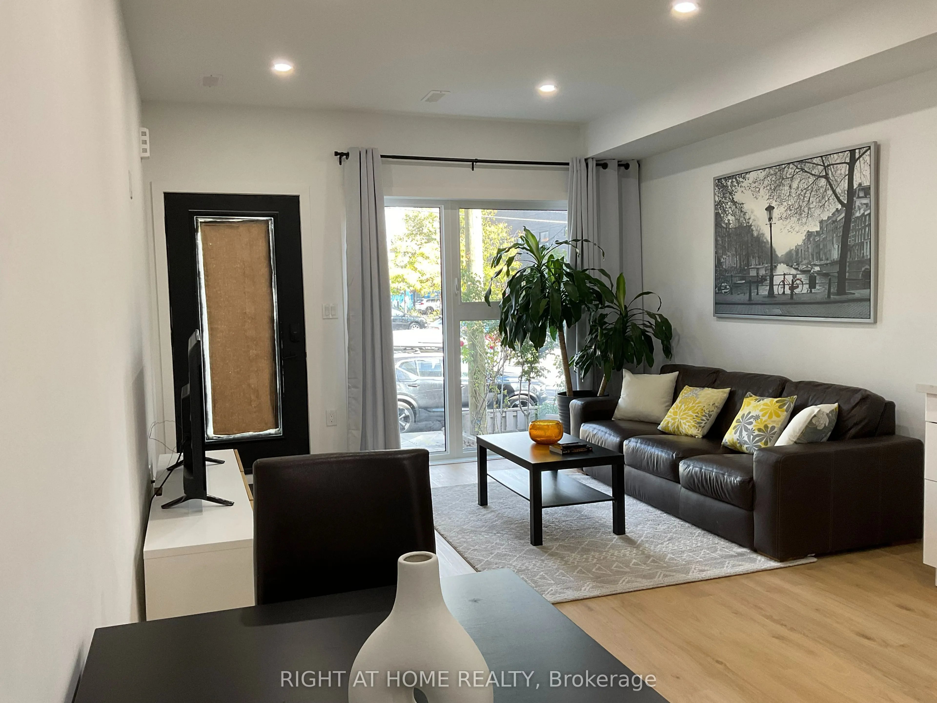 674 Manning Avenue, #Main Floor