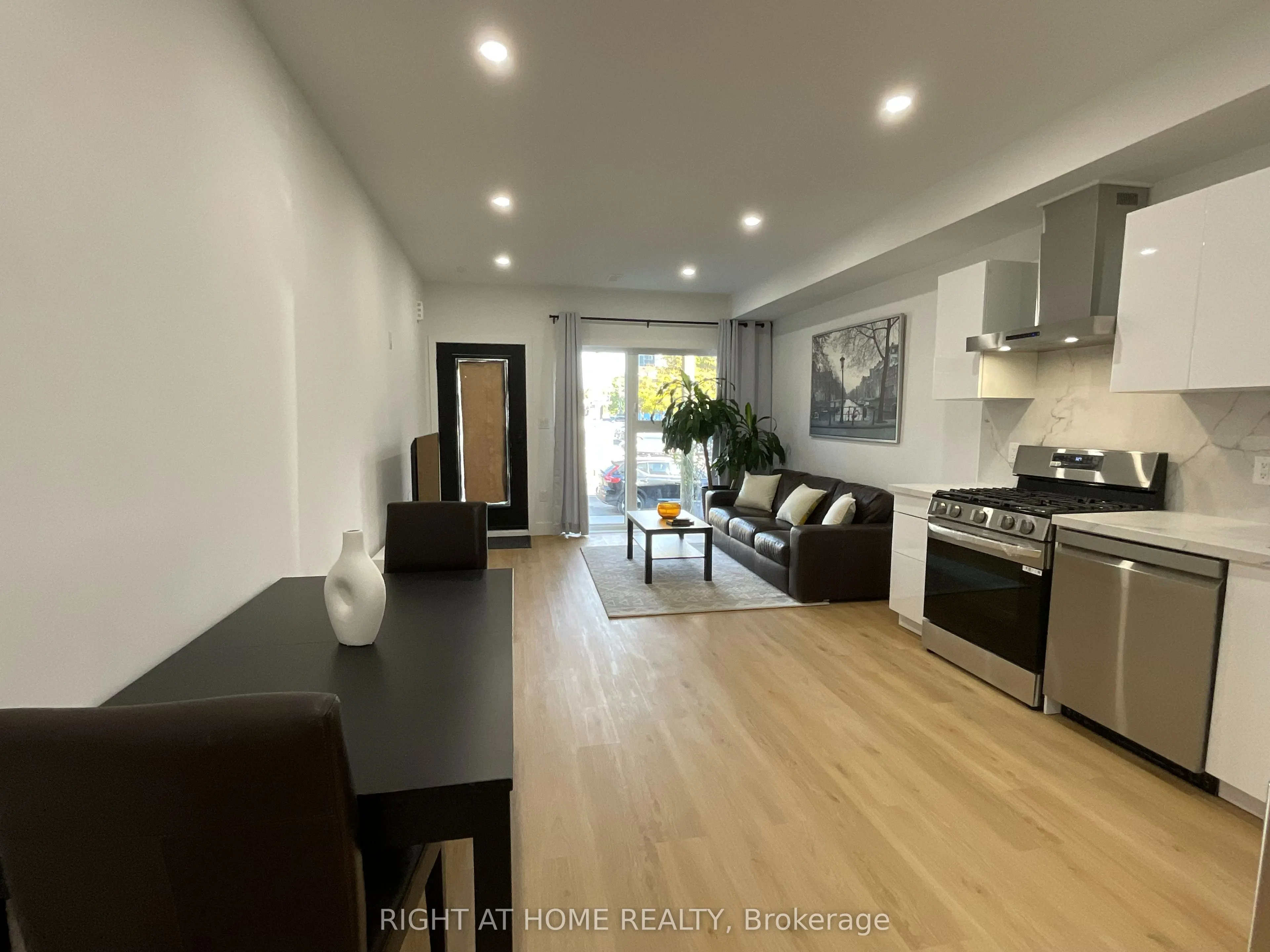 674 Manning Avenue, #Main Floor