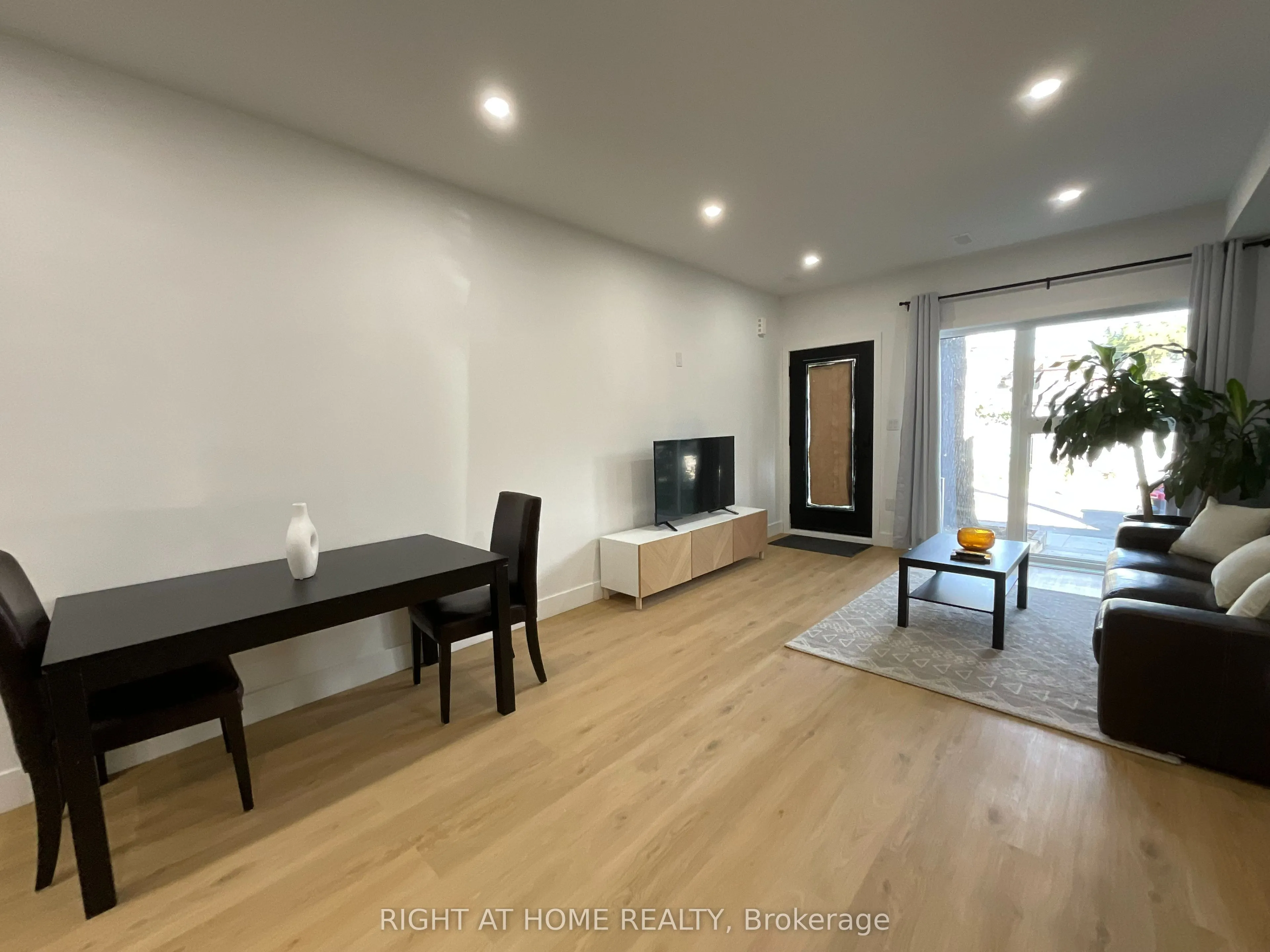 674 Manning Avenue, #Main Floor