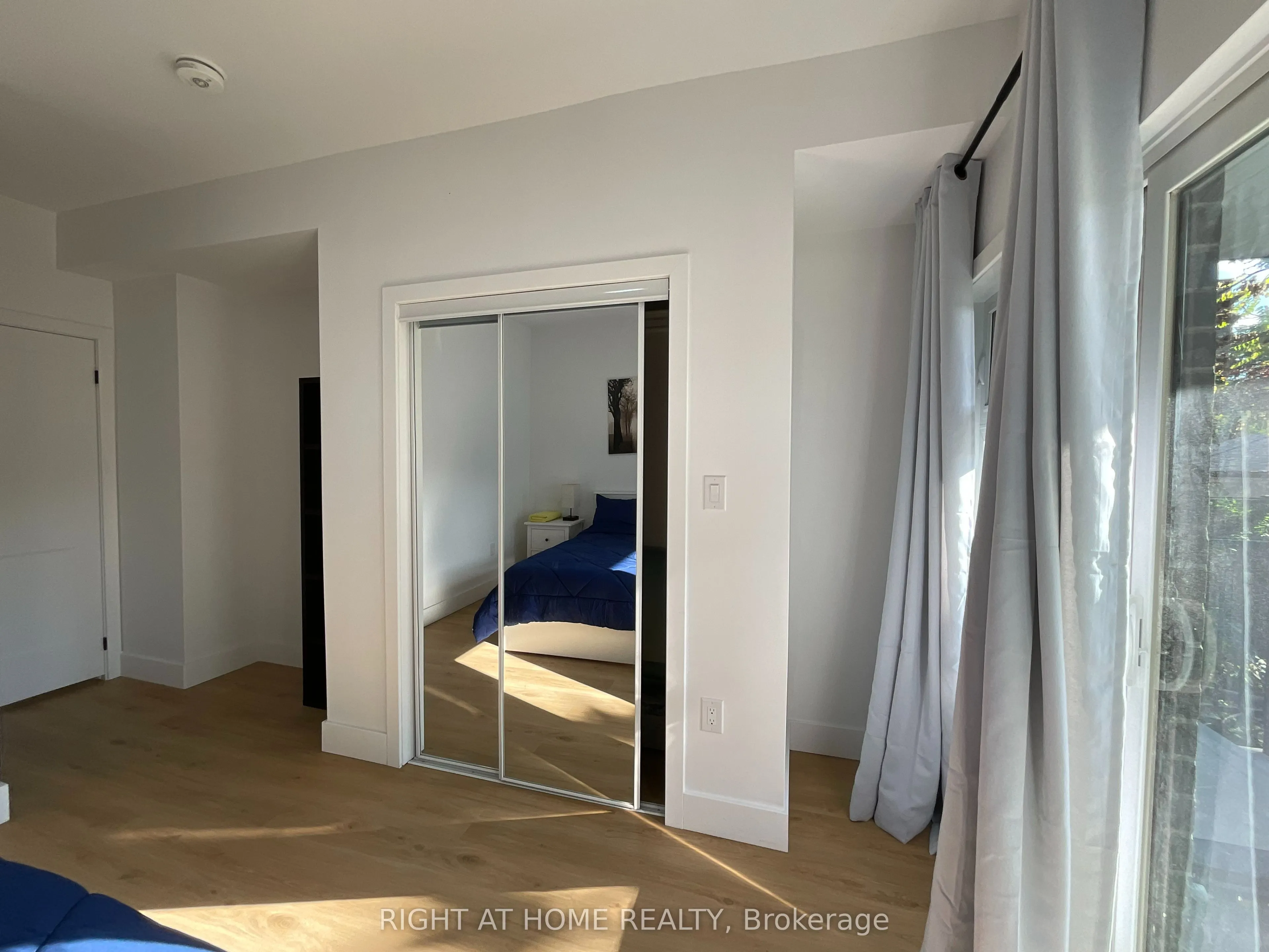 674 Manning Avenue, #Main Floor