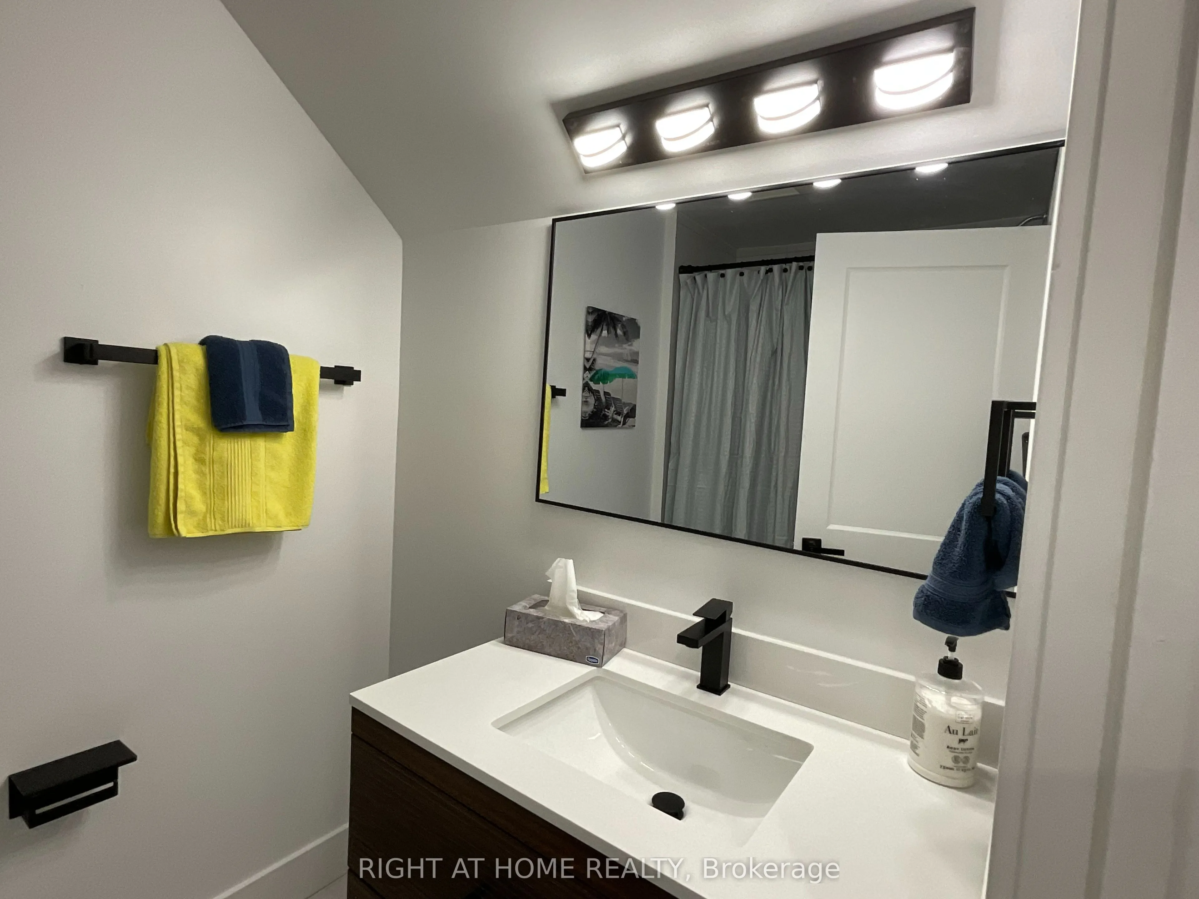 674 Manning Avenue, #Main Floor