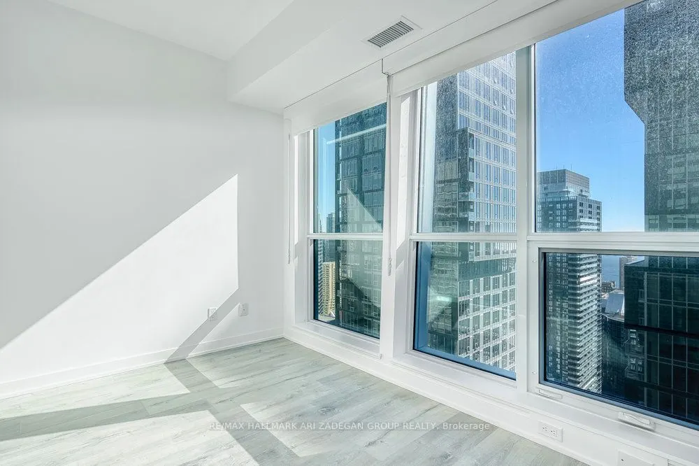 327 King Street W, #4003