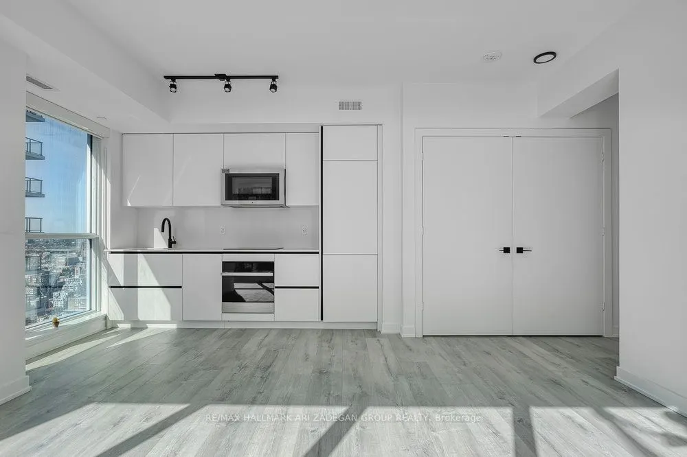 327 King Street W, #4003