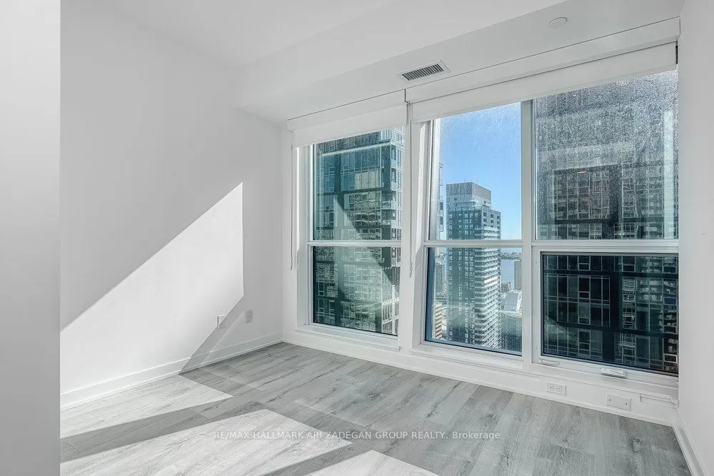 327 King Street W, #4003