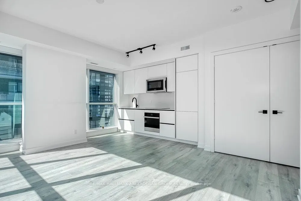 327 King Street W, #4003
