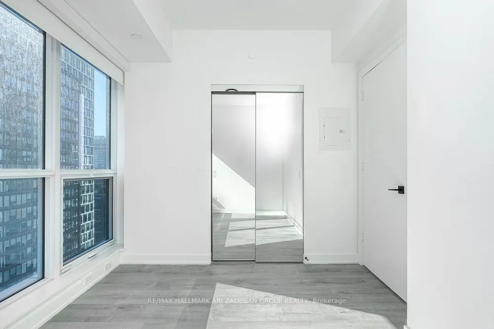 327 King Street W, #4003