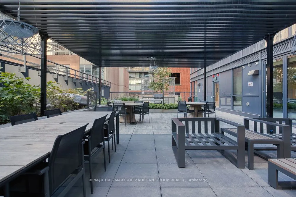 327 King Street W, #4003