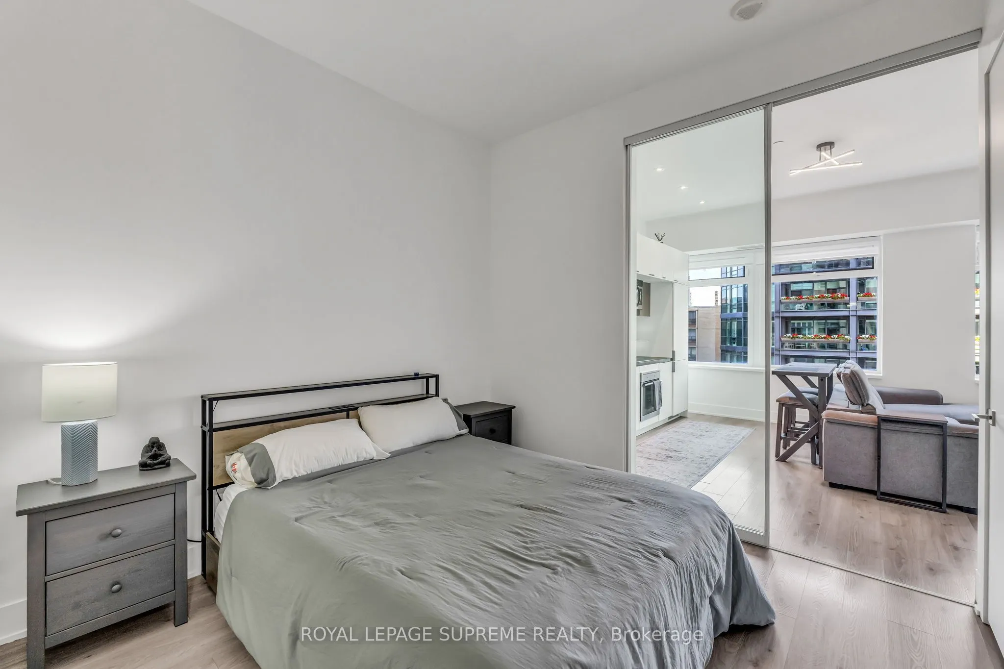 111 St Clair Avenue W, #604