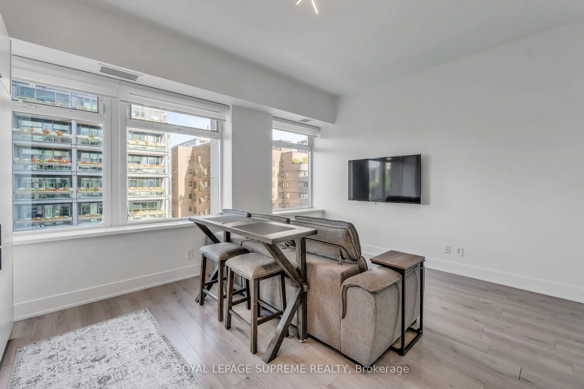 111 St Clair Avenue W, #604