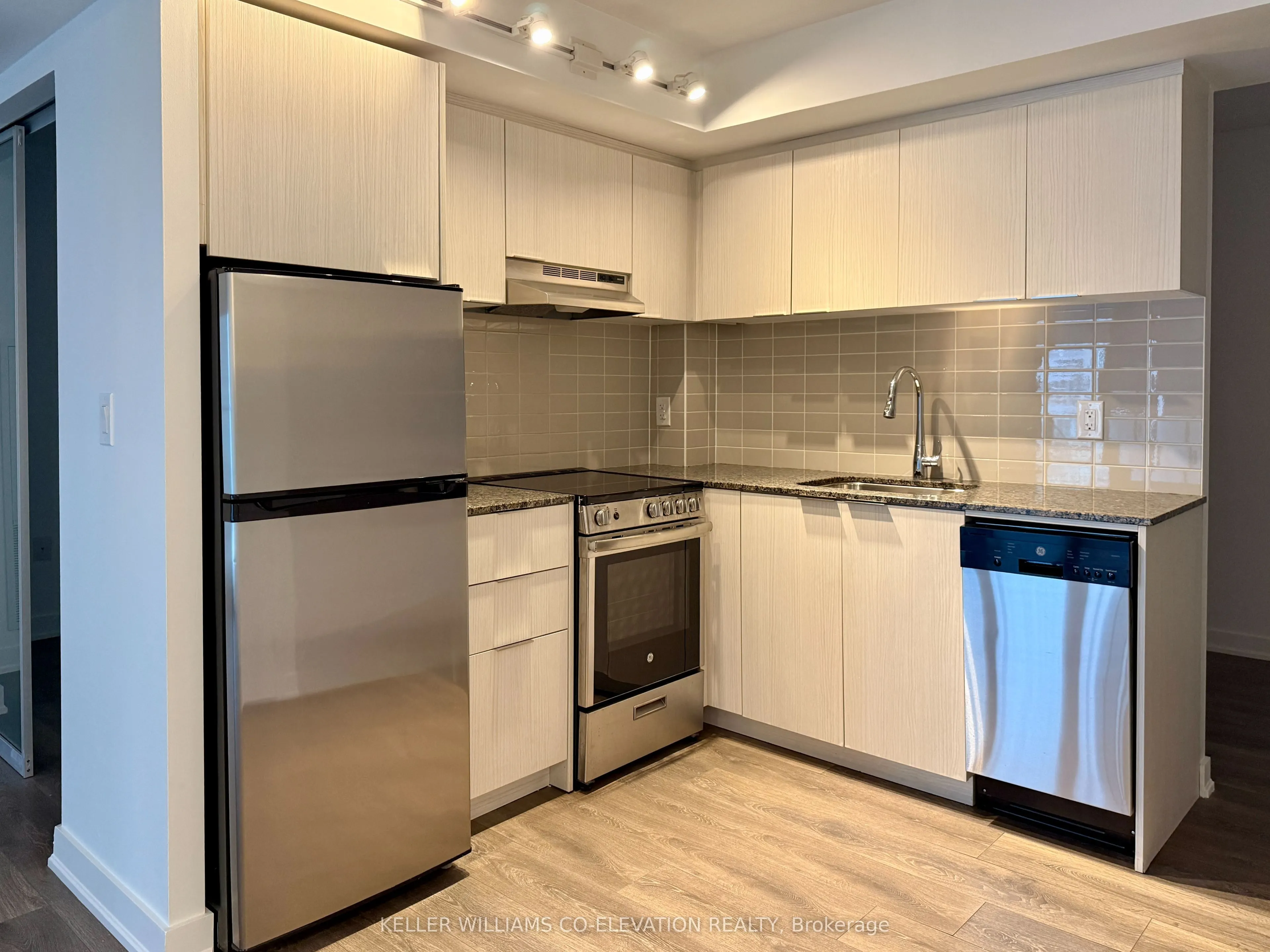 31 Phipps Street, #R603