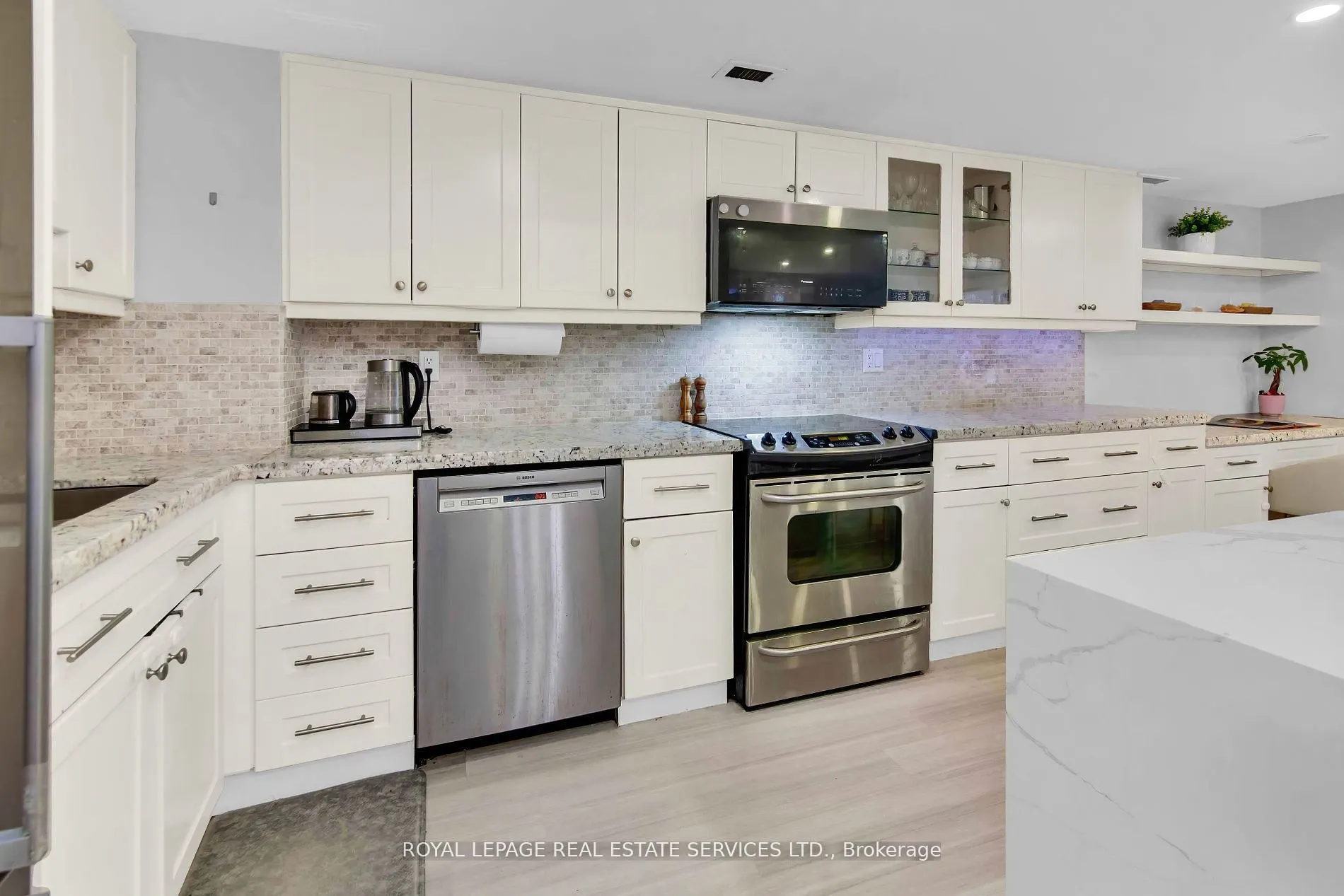 30 Wellington Street E, #2006