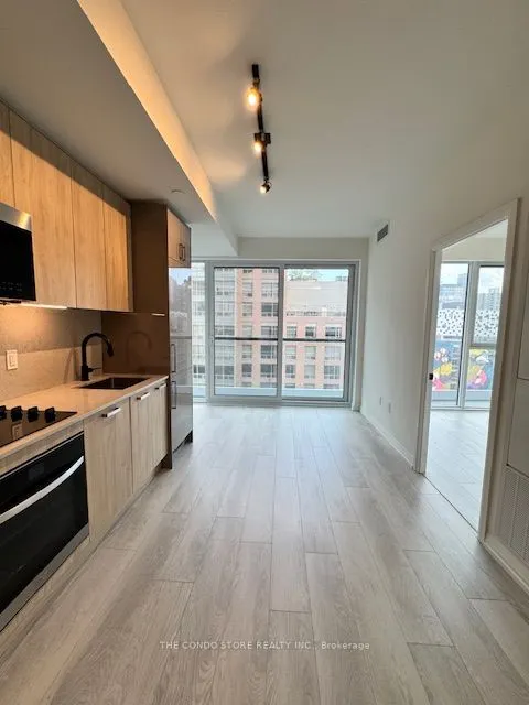280 Dundas Street, #807