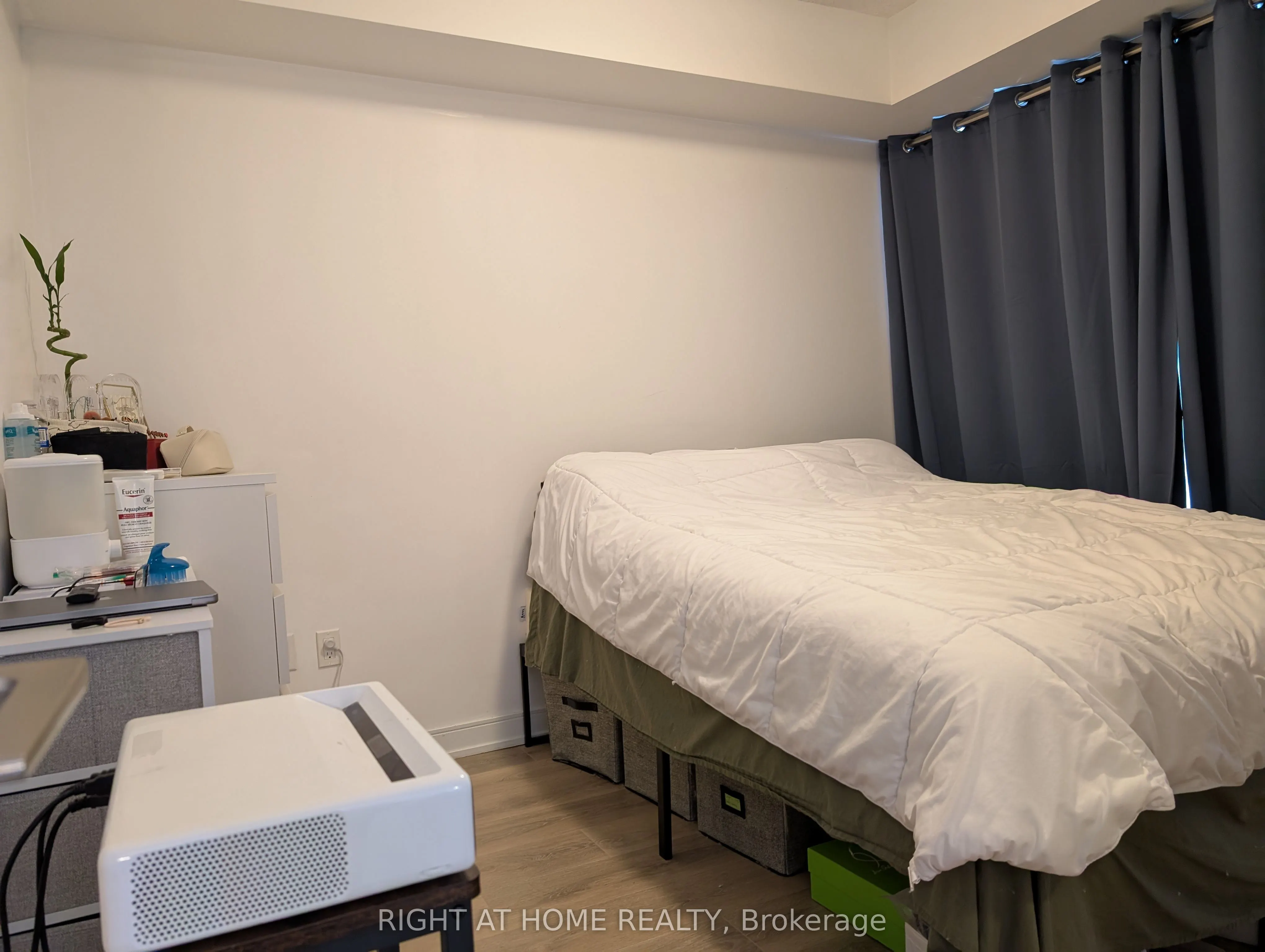 50 Wellesley Street E, #1801