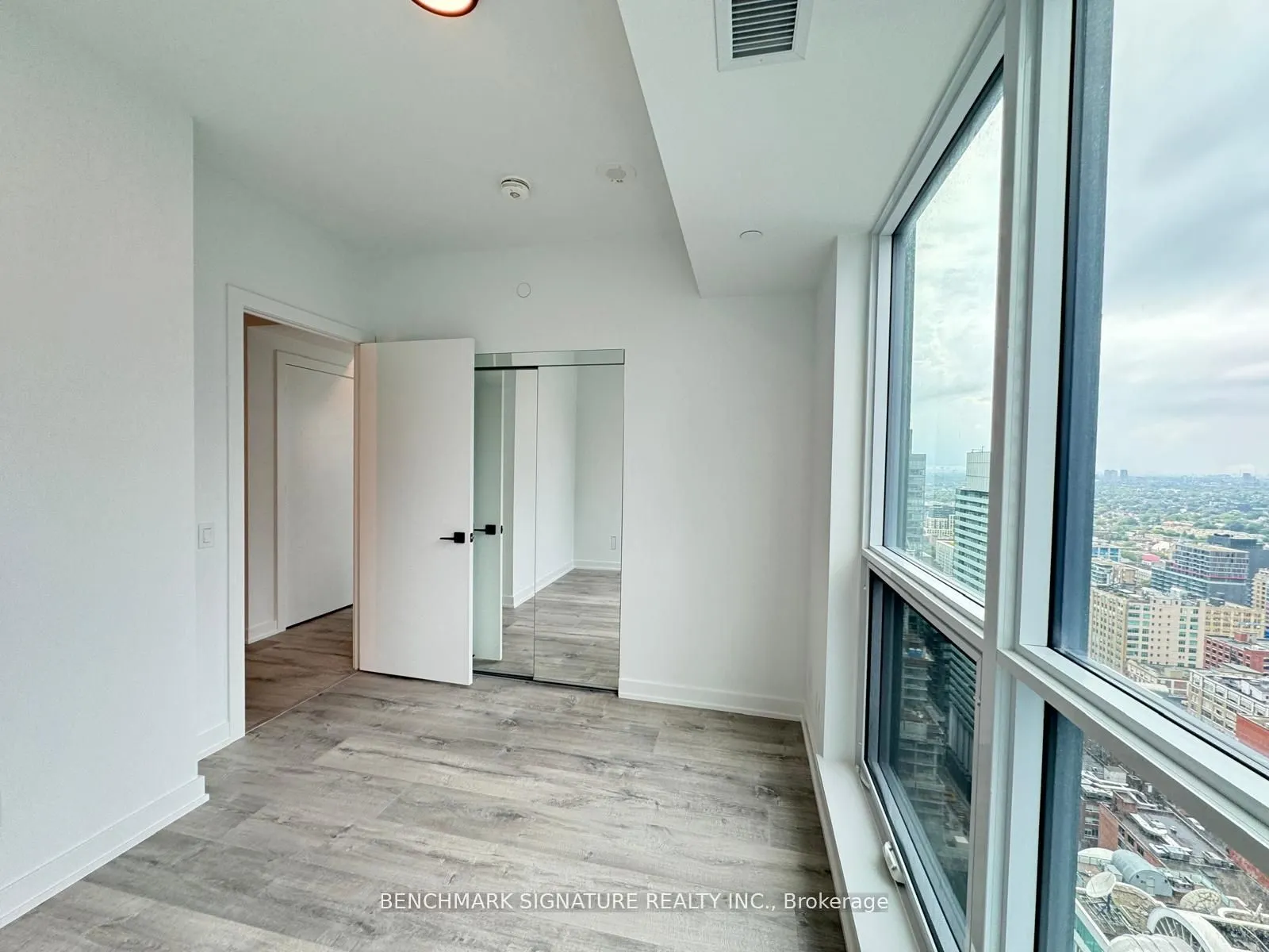 327 King Street W, #3606
