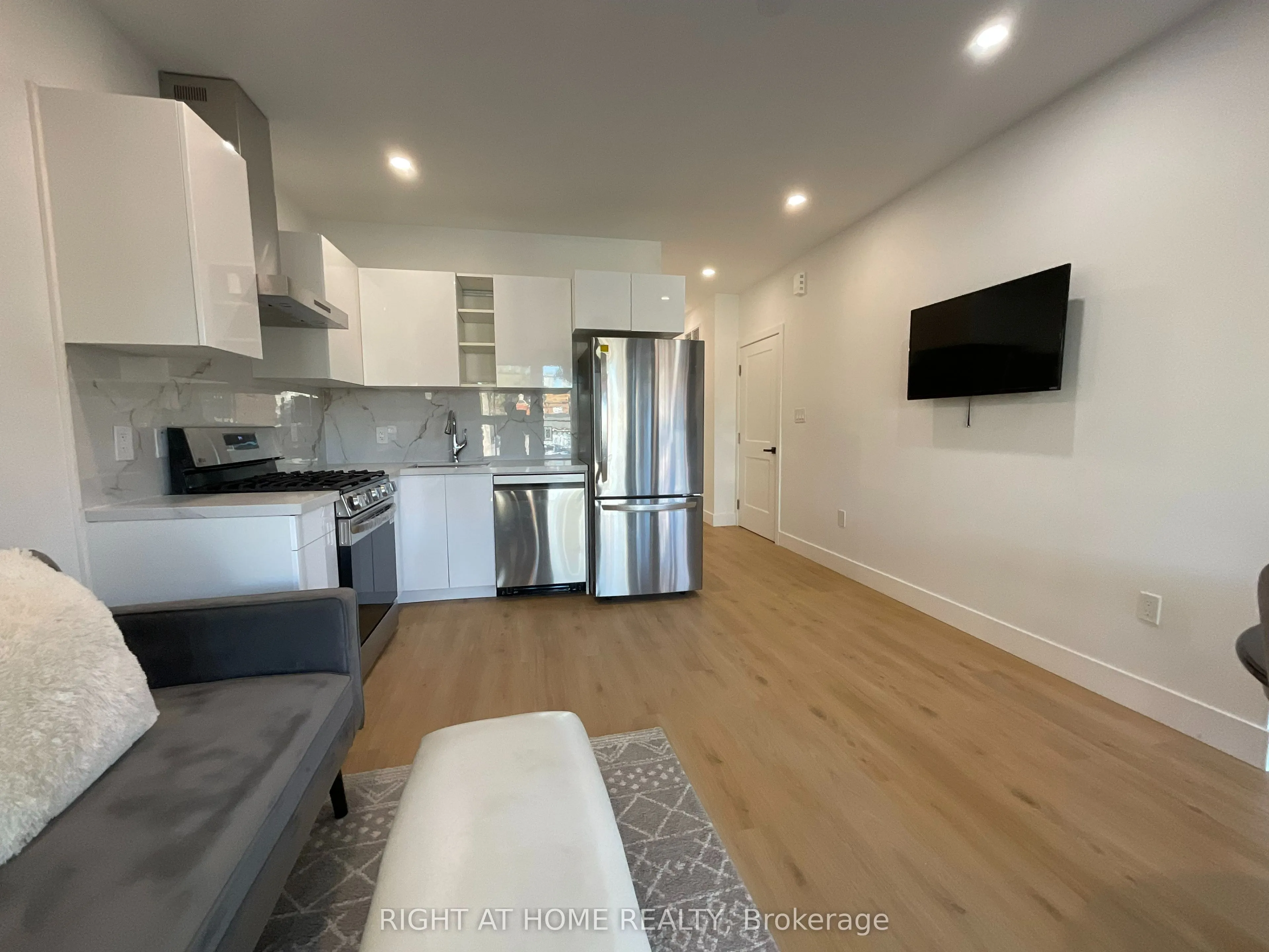 674 Manning Avenue, #Second floor
