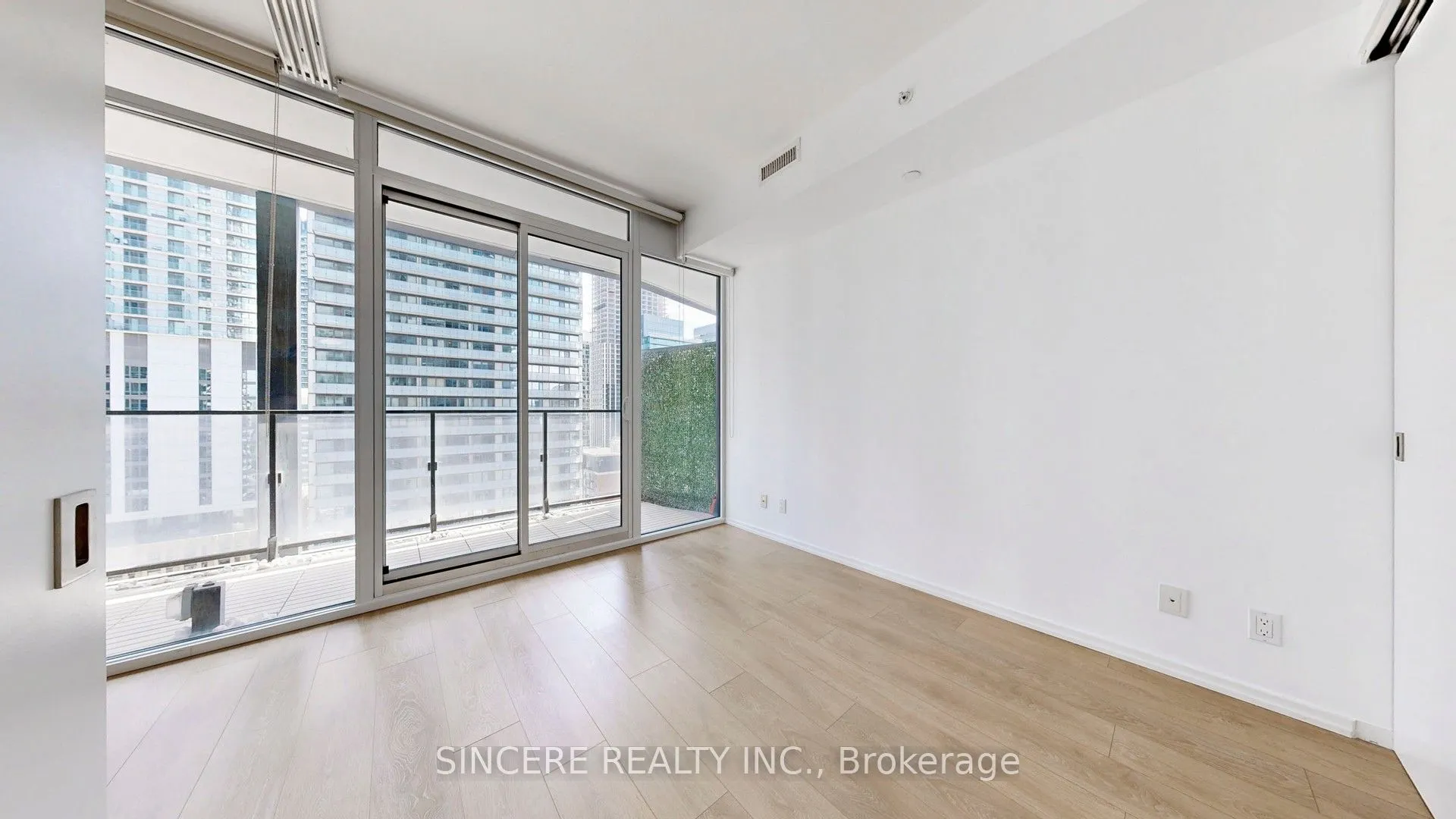 125 Peter Street, #1811