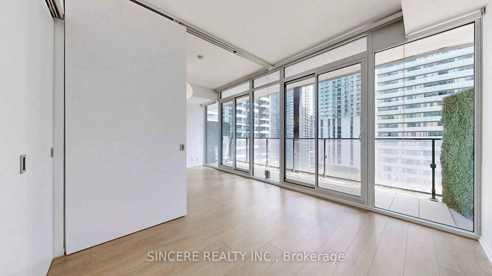 125 Peter Street, #1811