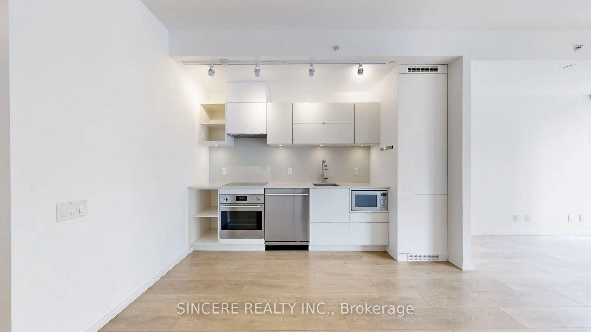 125 Peter Street, #1811