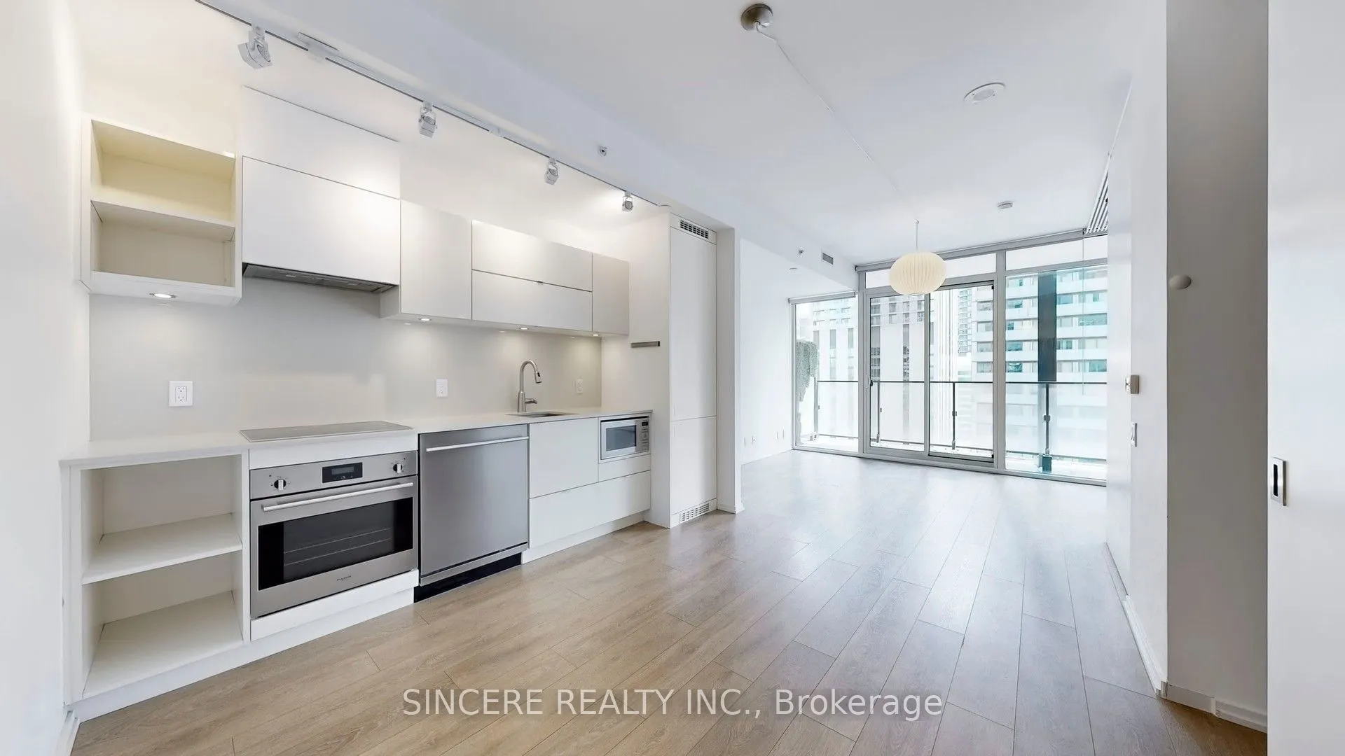125 Peter Street, #1811