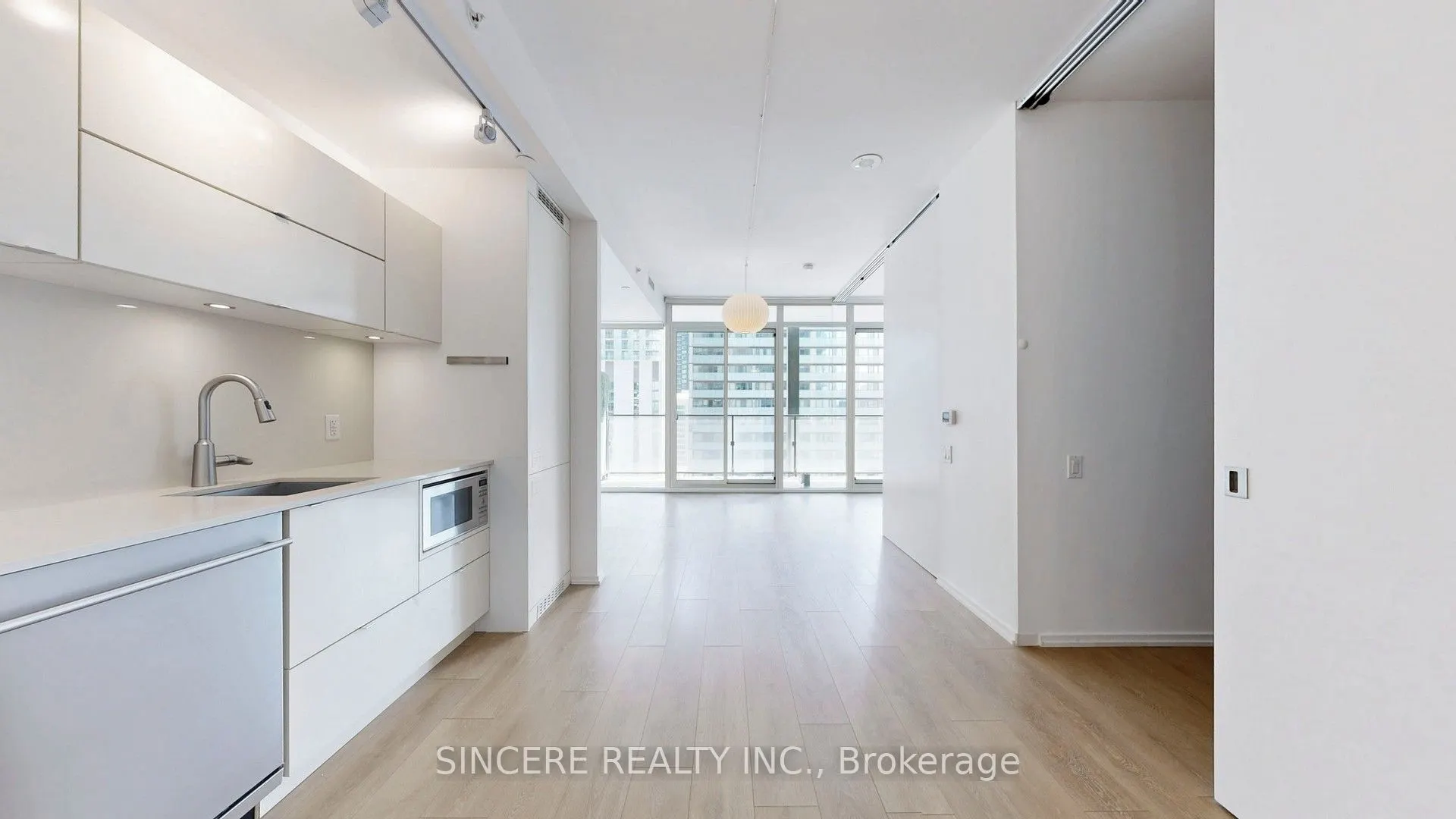 125 Peter Street, #1811