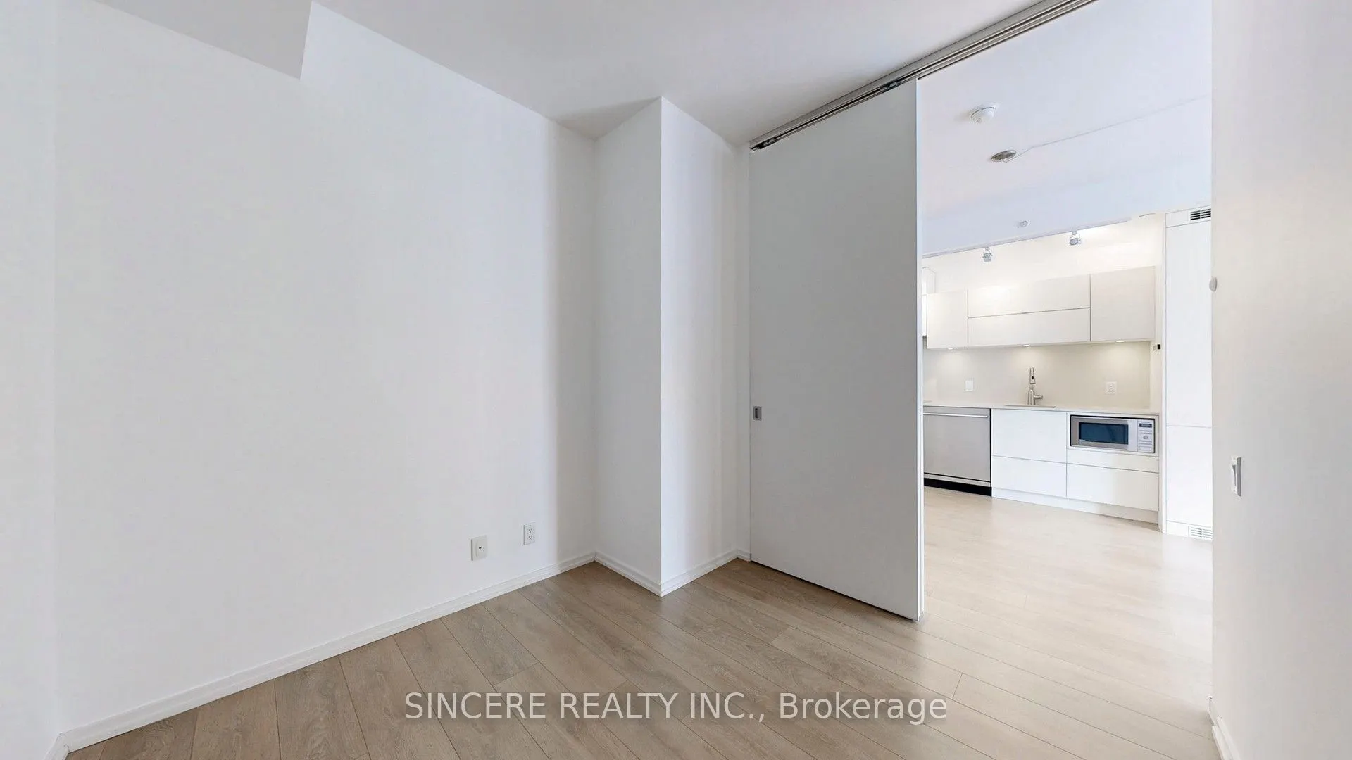 125 Peter Street, #1811