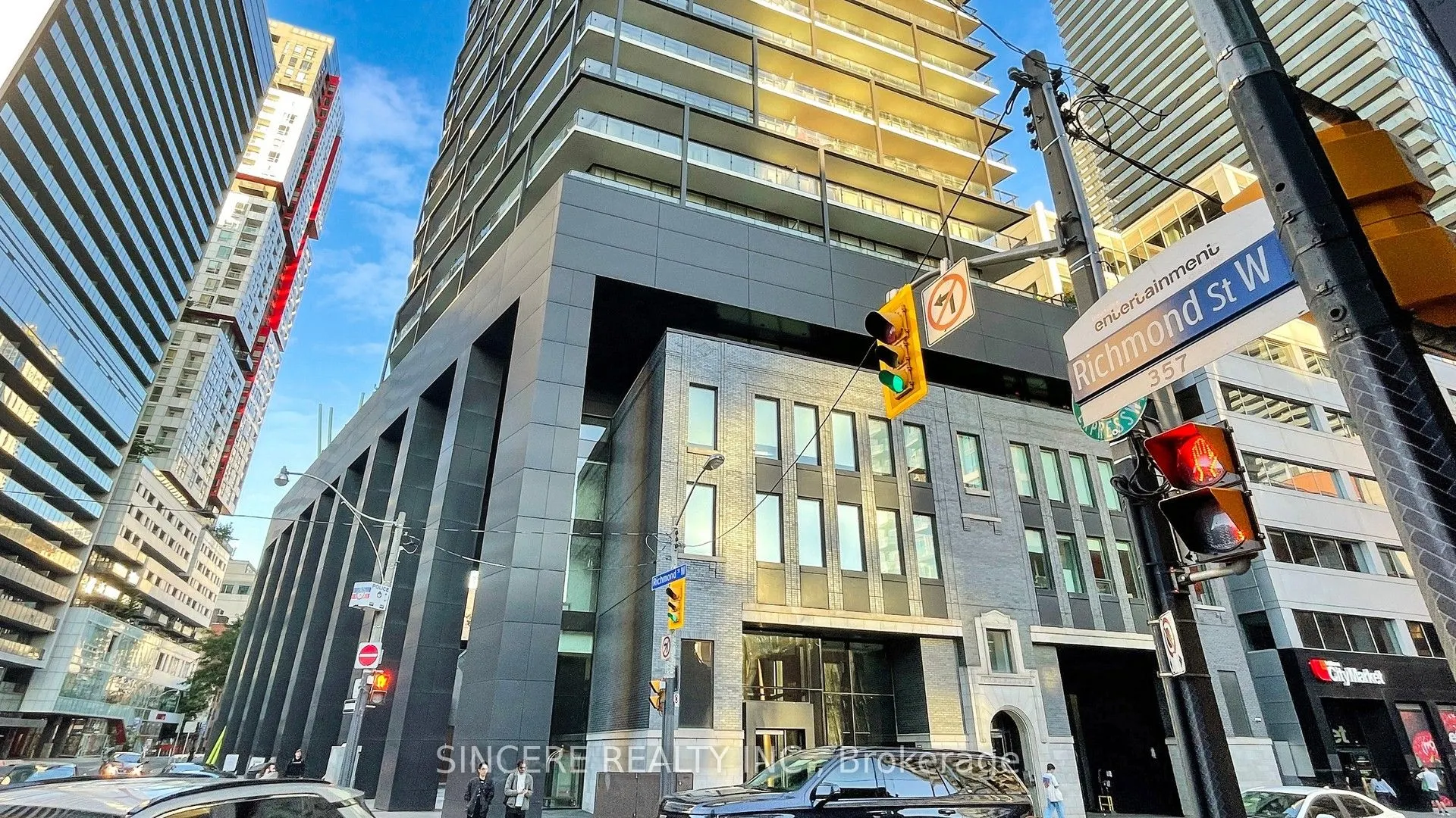 125 Peter Street, #1811