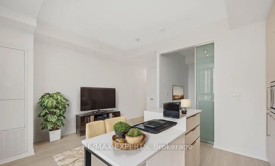 185 Alberta Avenue, #709